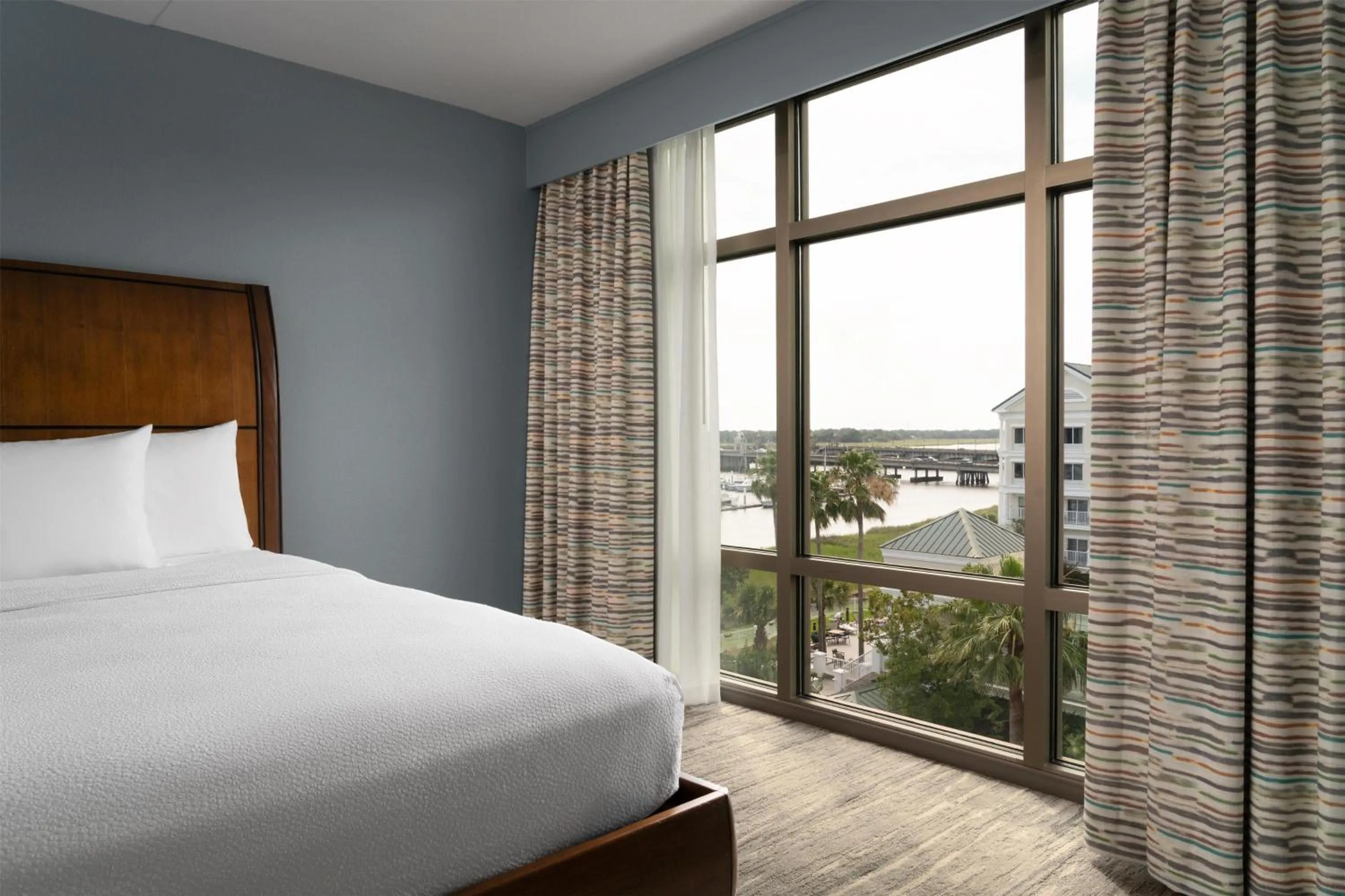 Bed in Hilton Garden Inn Charleston Waterfront/Downtown