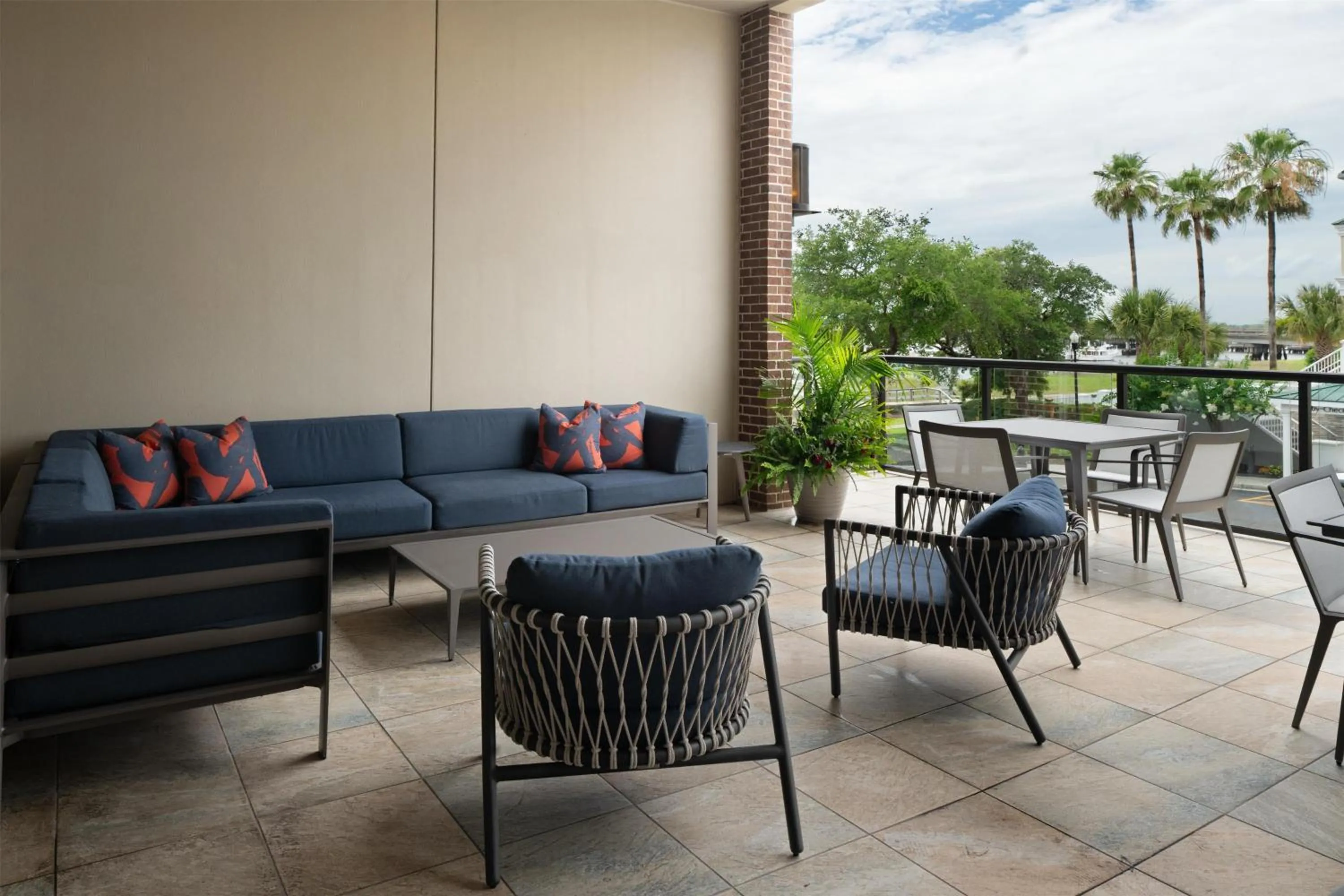 Patio in Hilton Garden Inn Charleston Waterfront/Downtown