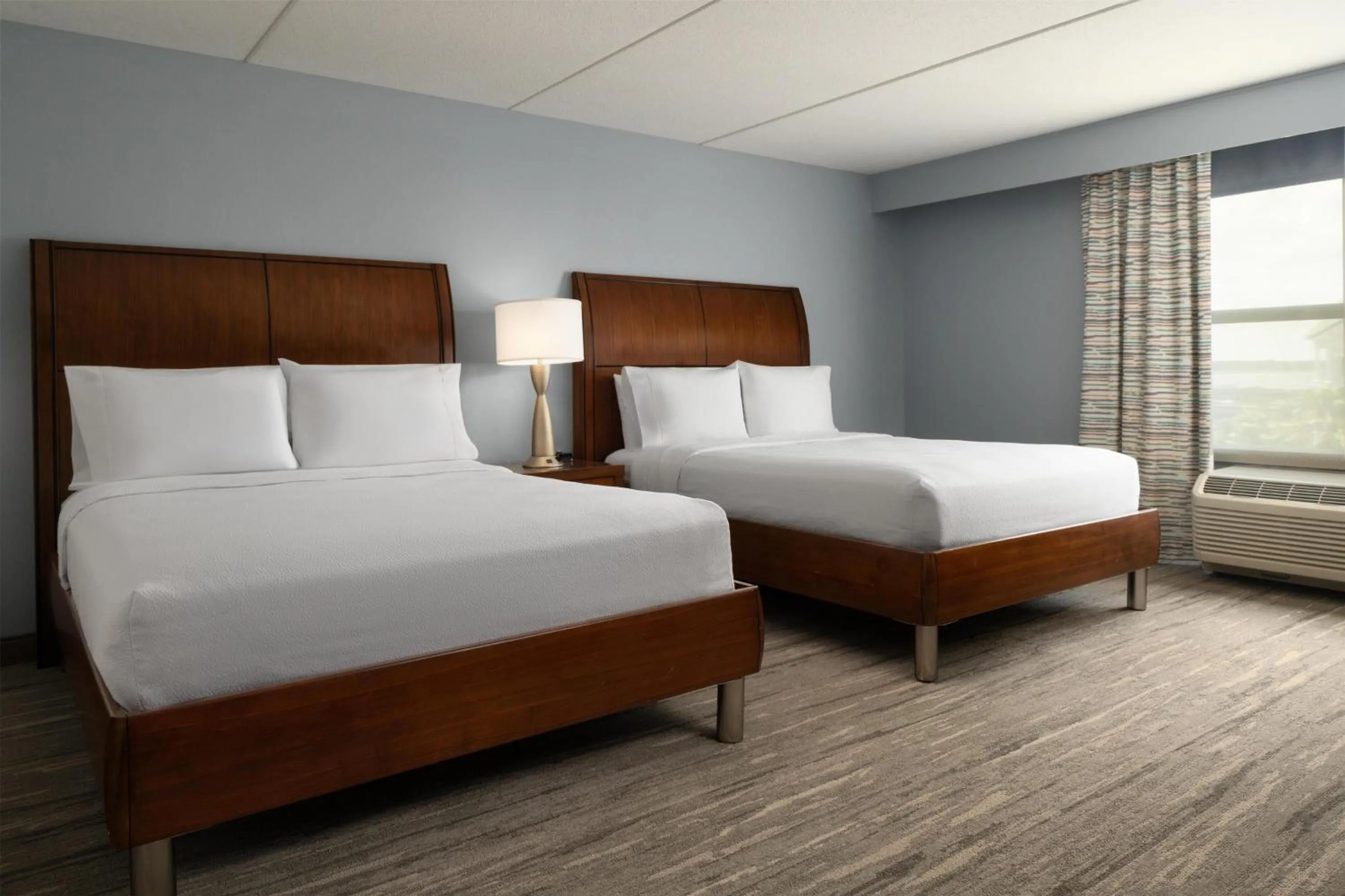 Bed in Hilton Garden Inn Charleston Waterfront/Downtown