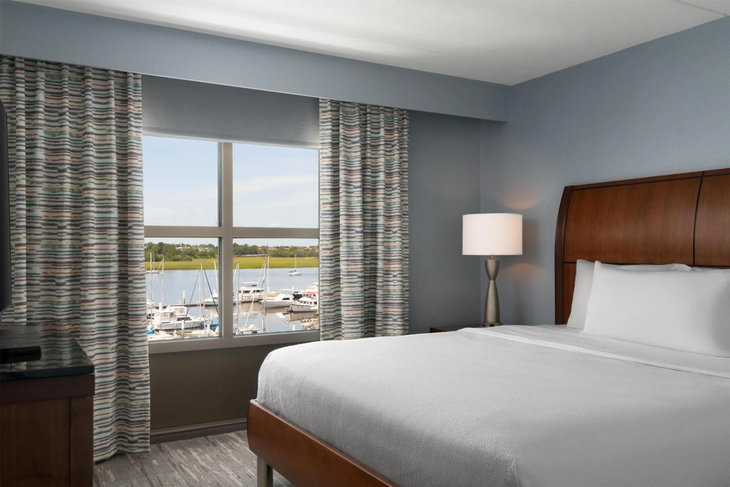 Bed in Hilton Garden Inn Charleston Waterfront/Downtown