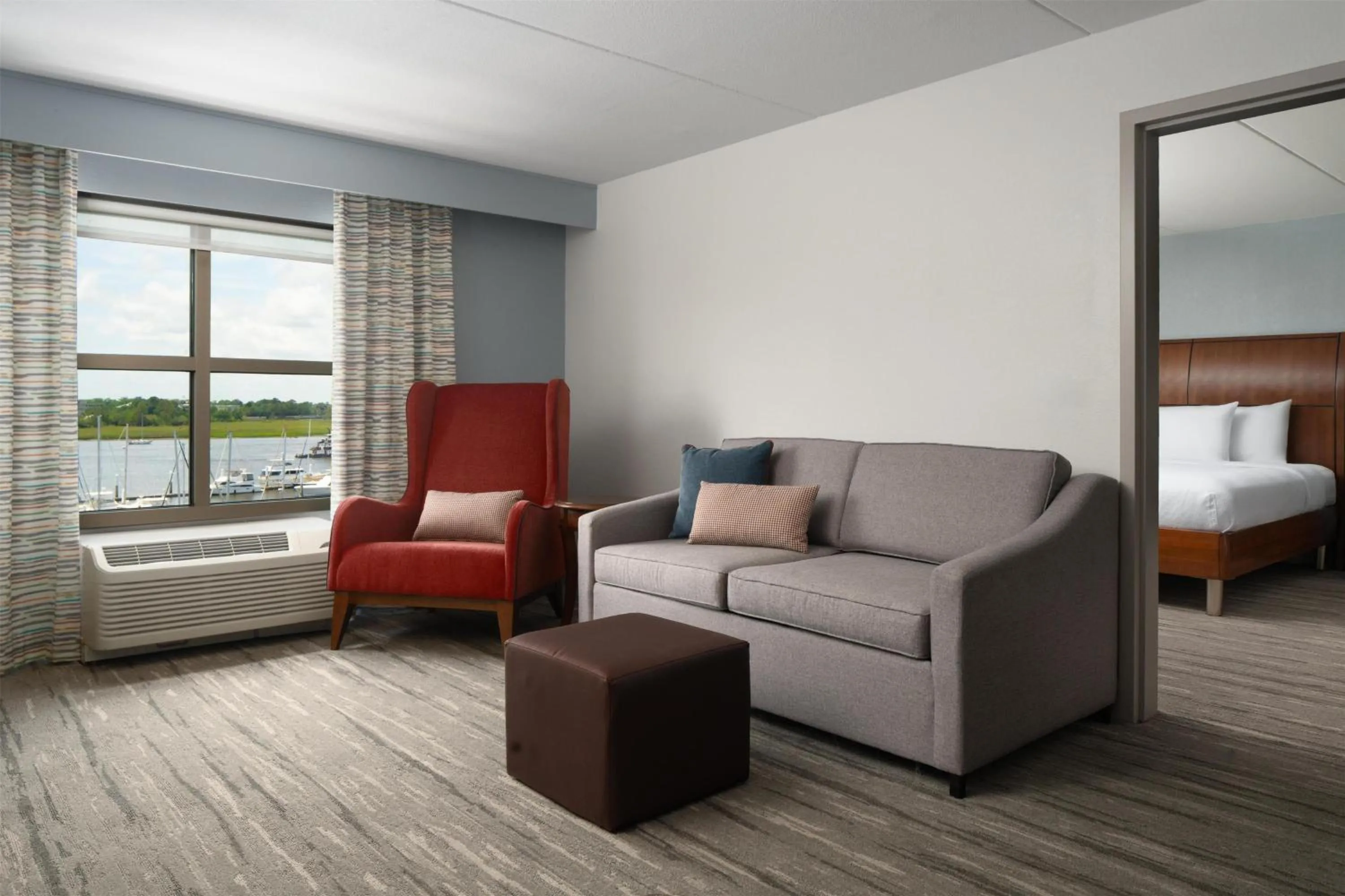 Living room, Bed in Hilton Garden Inn Charleston Waterfront/Downtown