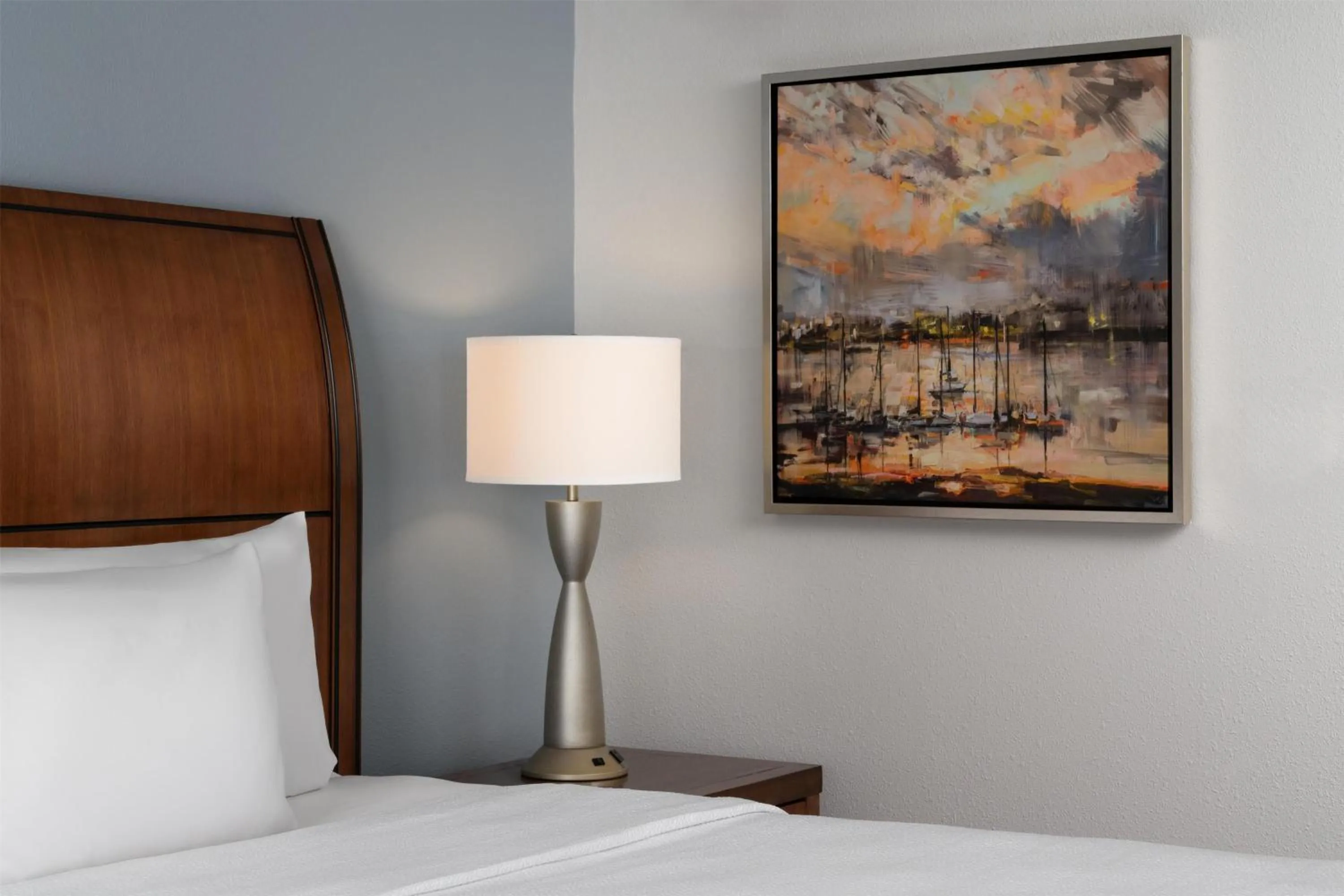 Bed in Hilton Garden Inn Charleston Waterfront/Downtown