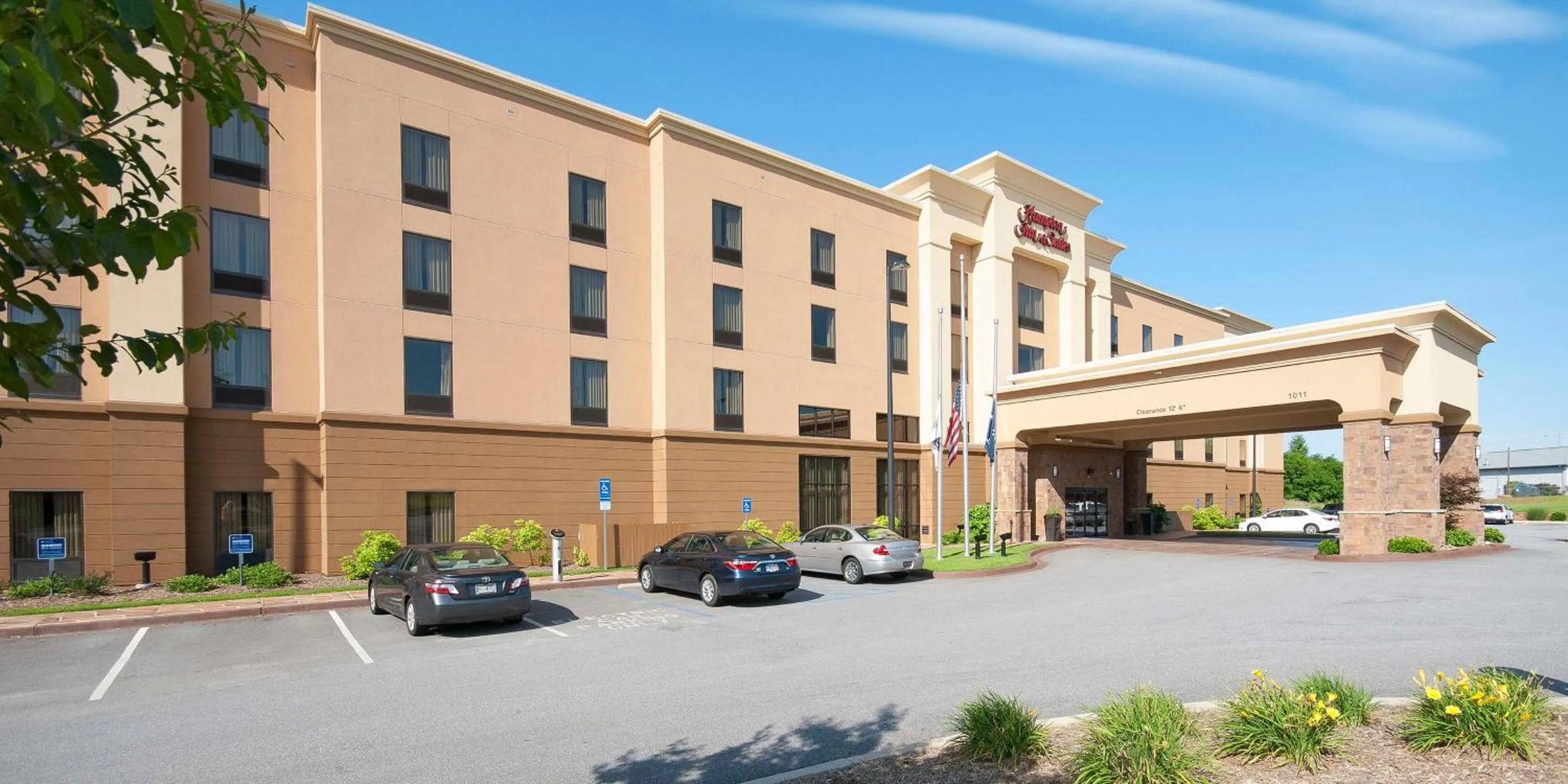 Property building in Hampton Inn & Suites Seneca-Clemson Area