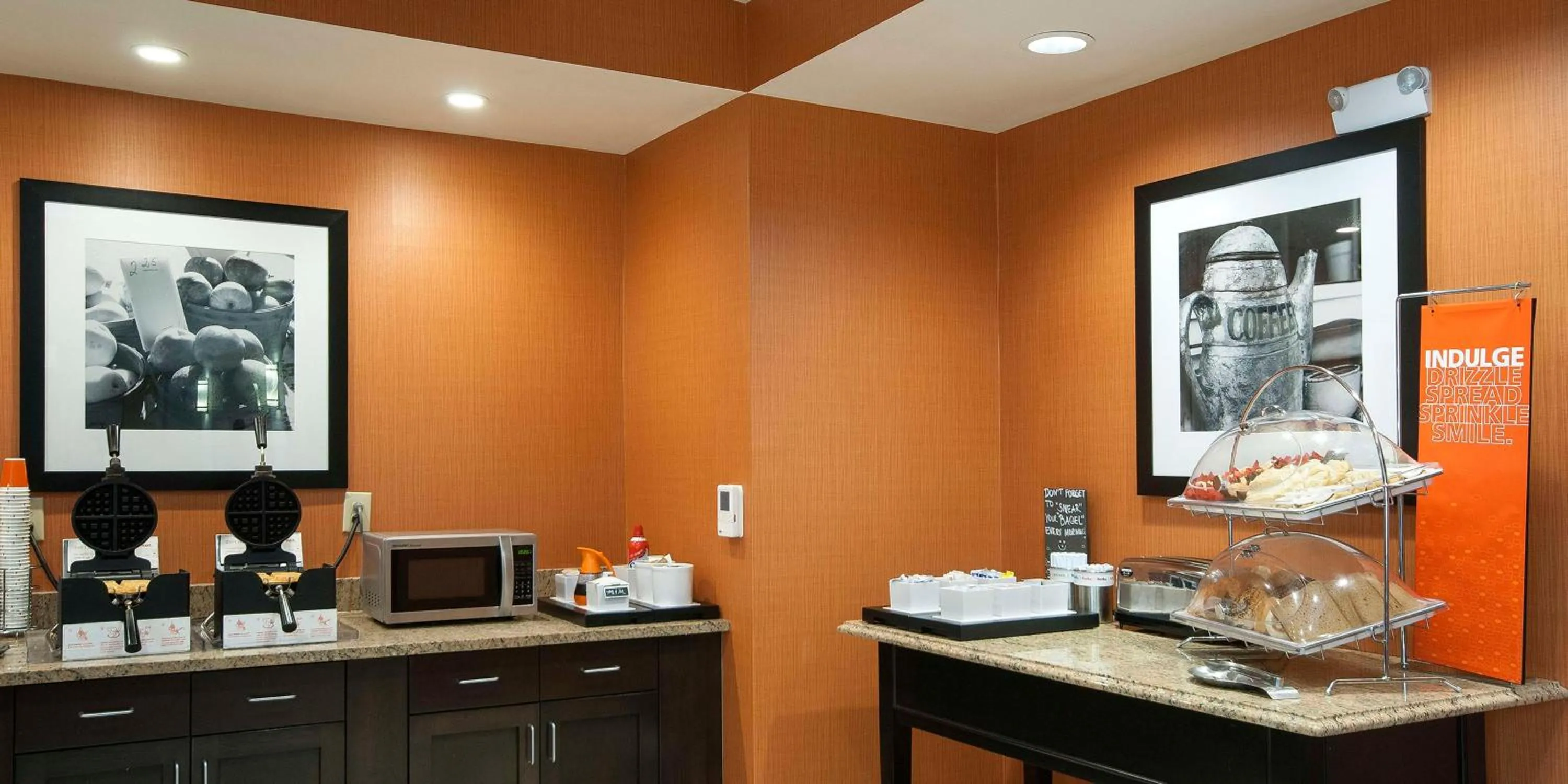 Dining area in Hampton Inn & Suites Seneca-Clemson Area