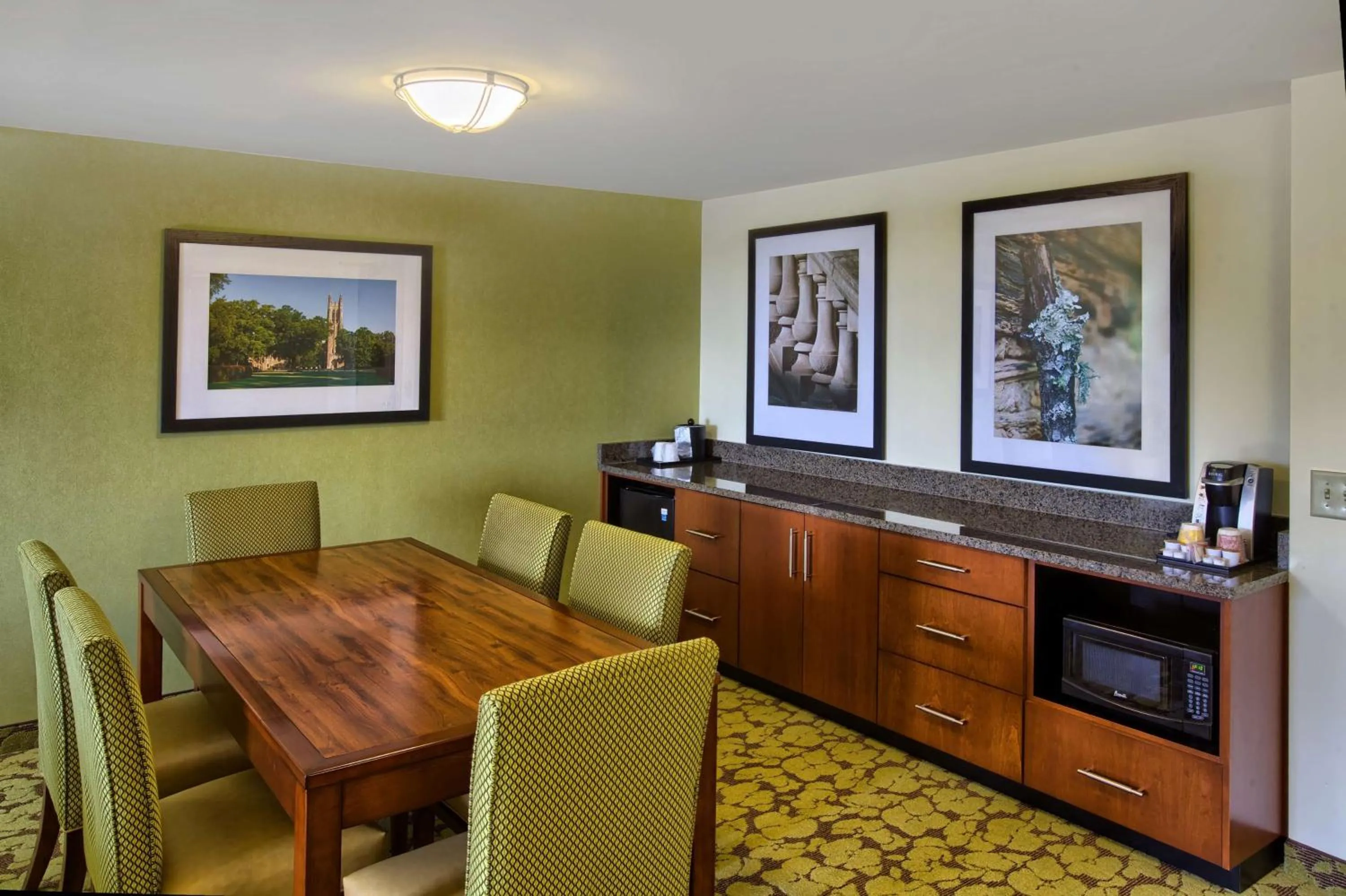 Kitchen or kitchenette in Hilton Garden Inn Durham-University Medical Center
