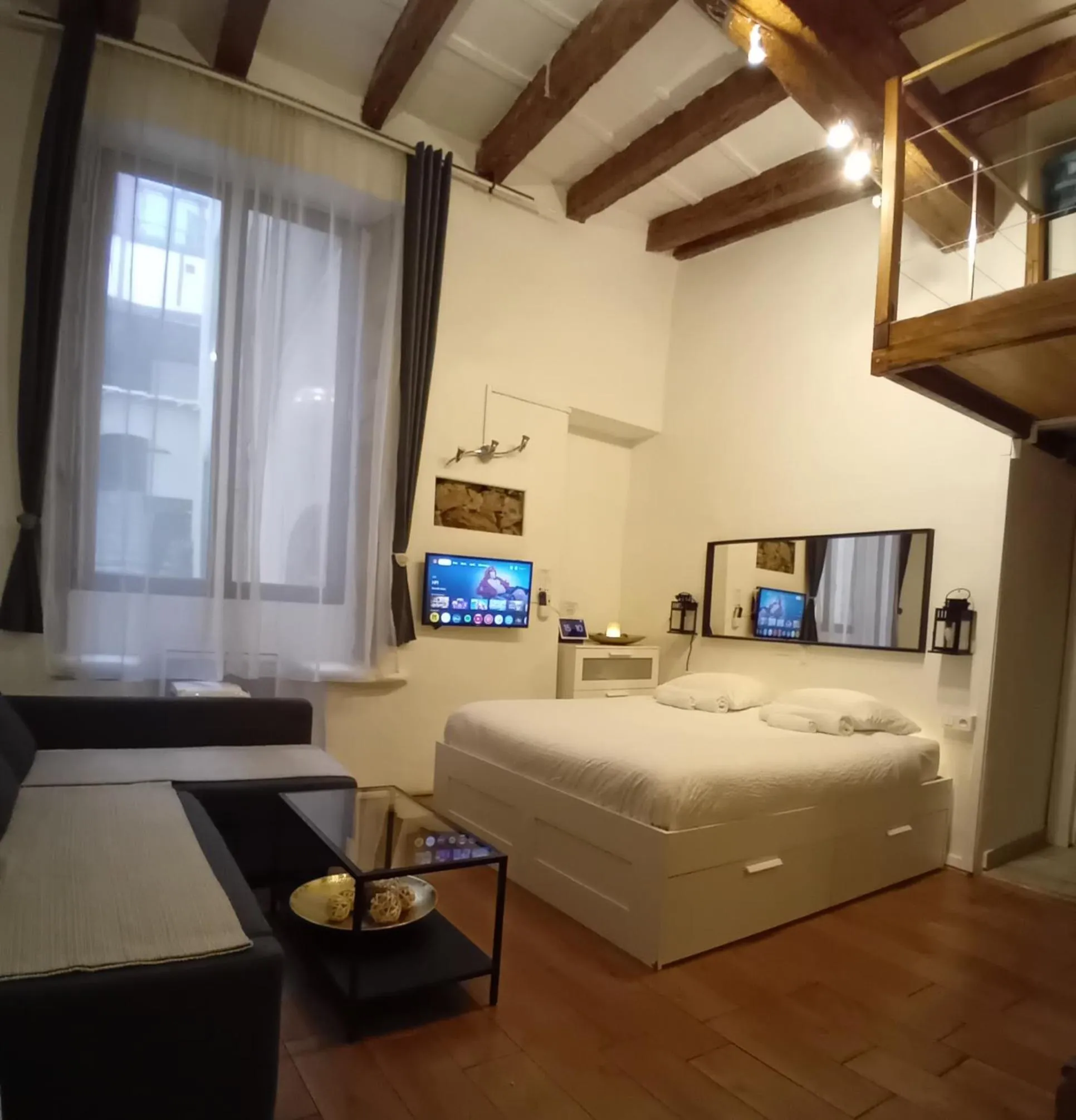 Photo of the whole room, Bed in La Loge Du Vieux Lyon