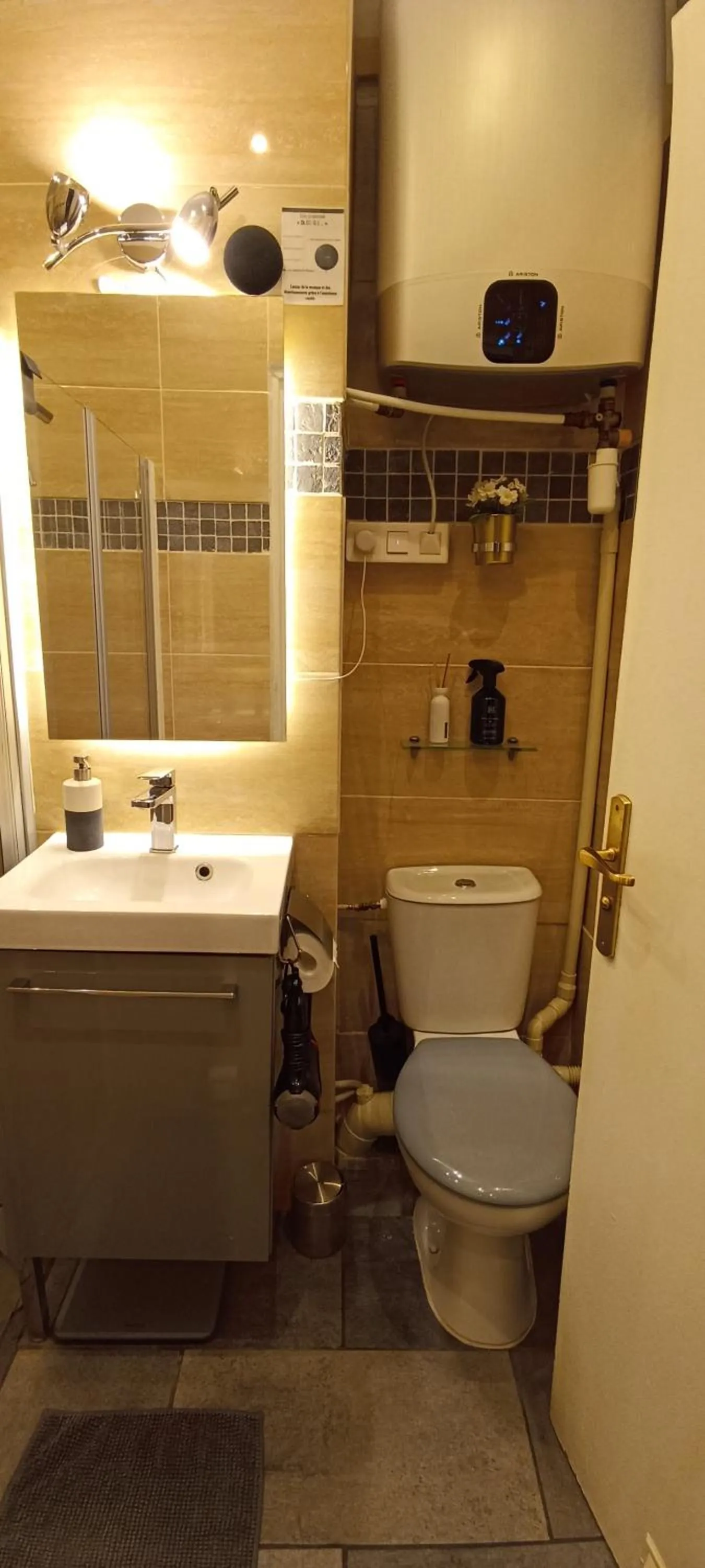 Toilet in La Loge Du Vieux Lyon