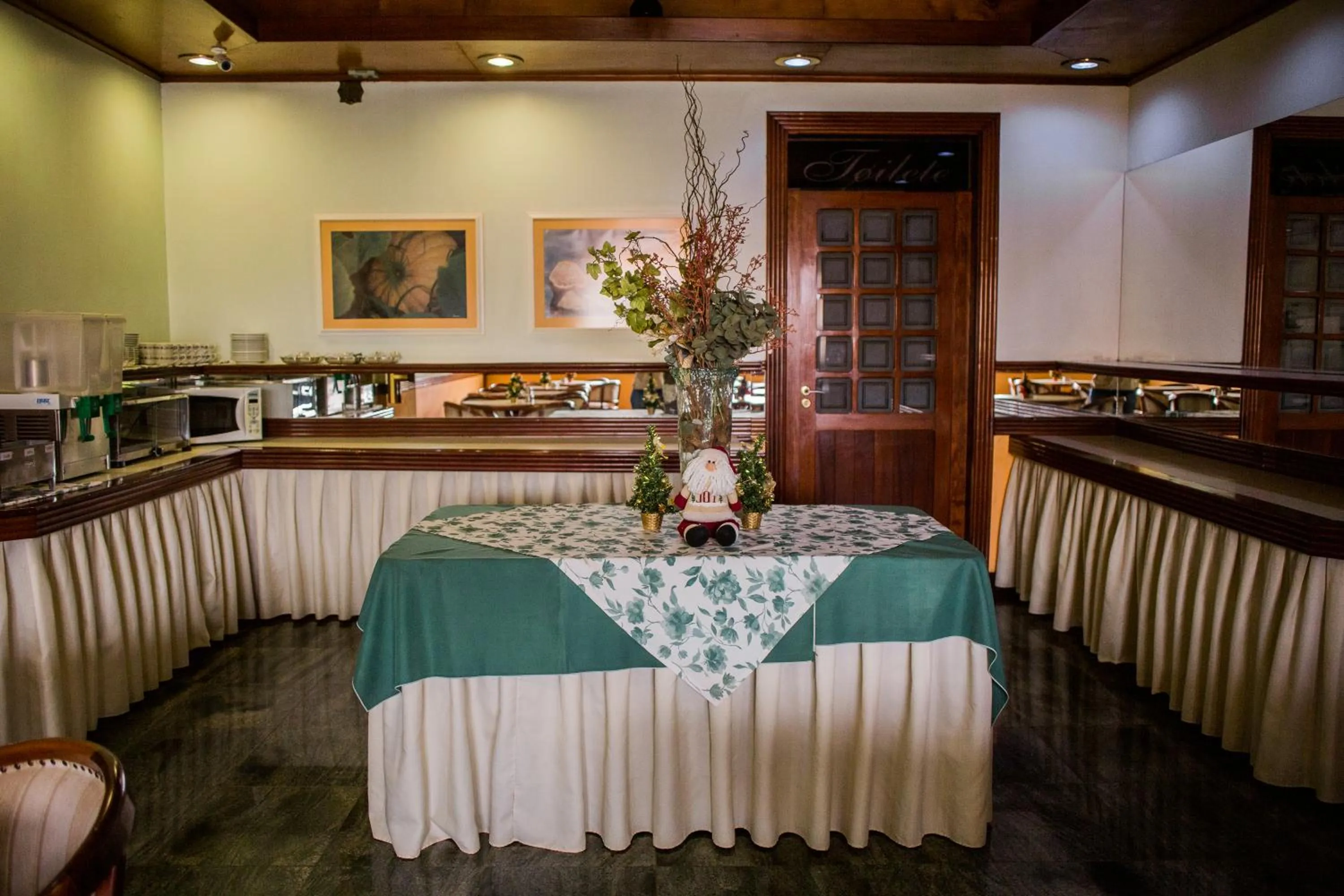 Restaurant/places to eat in Hotel Marques