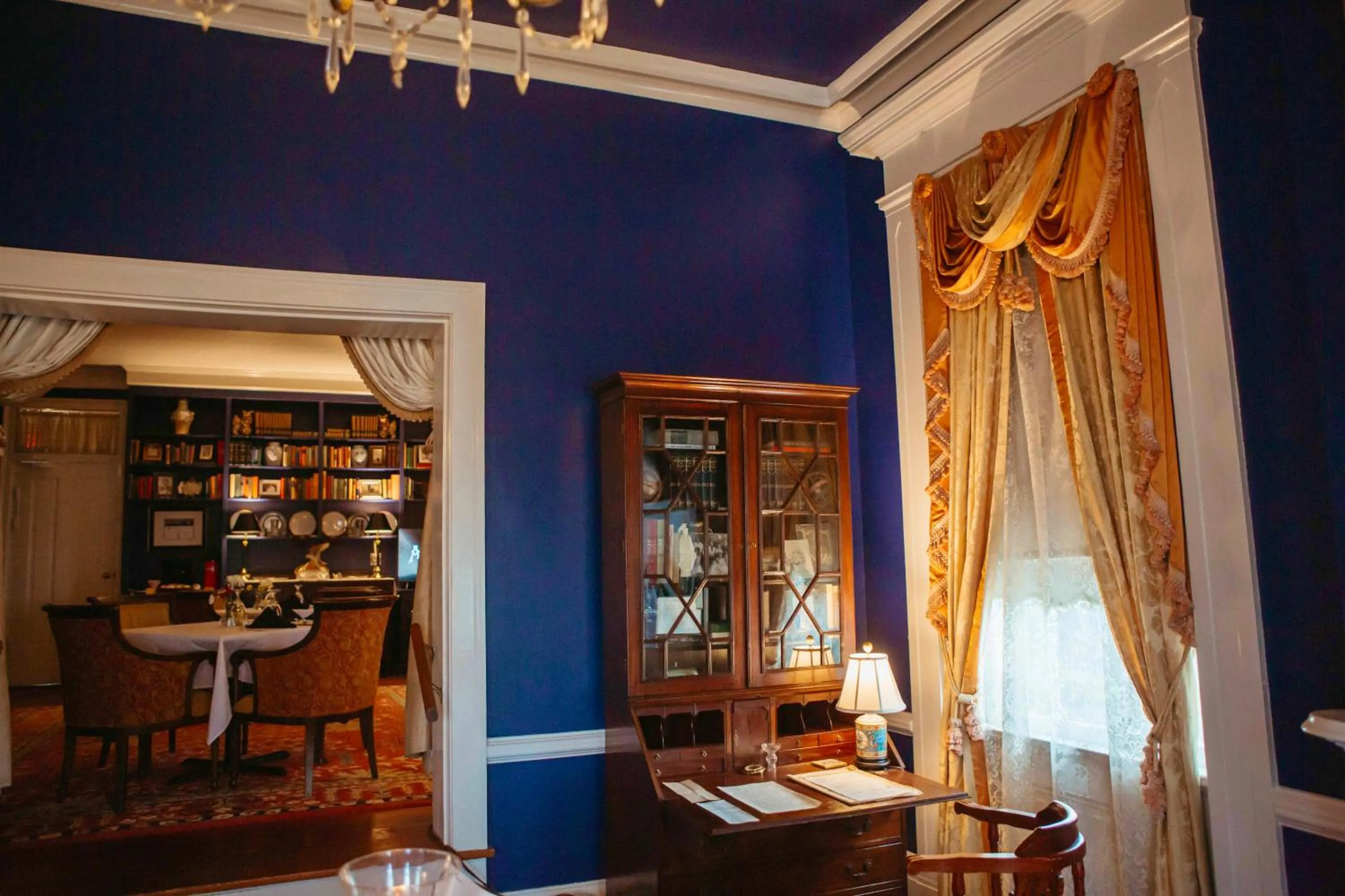 Library in Anchuca Historic Mansion & Inn