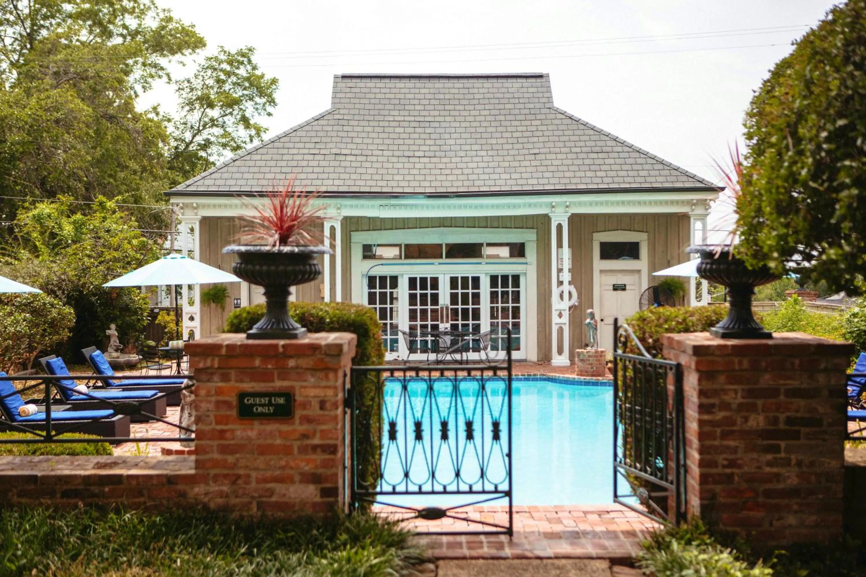 Swimming pool in Anchuca Historic Mansion & Inn