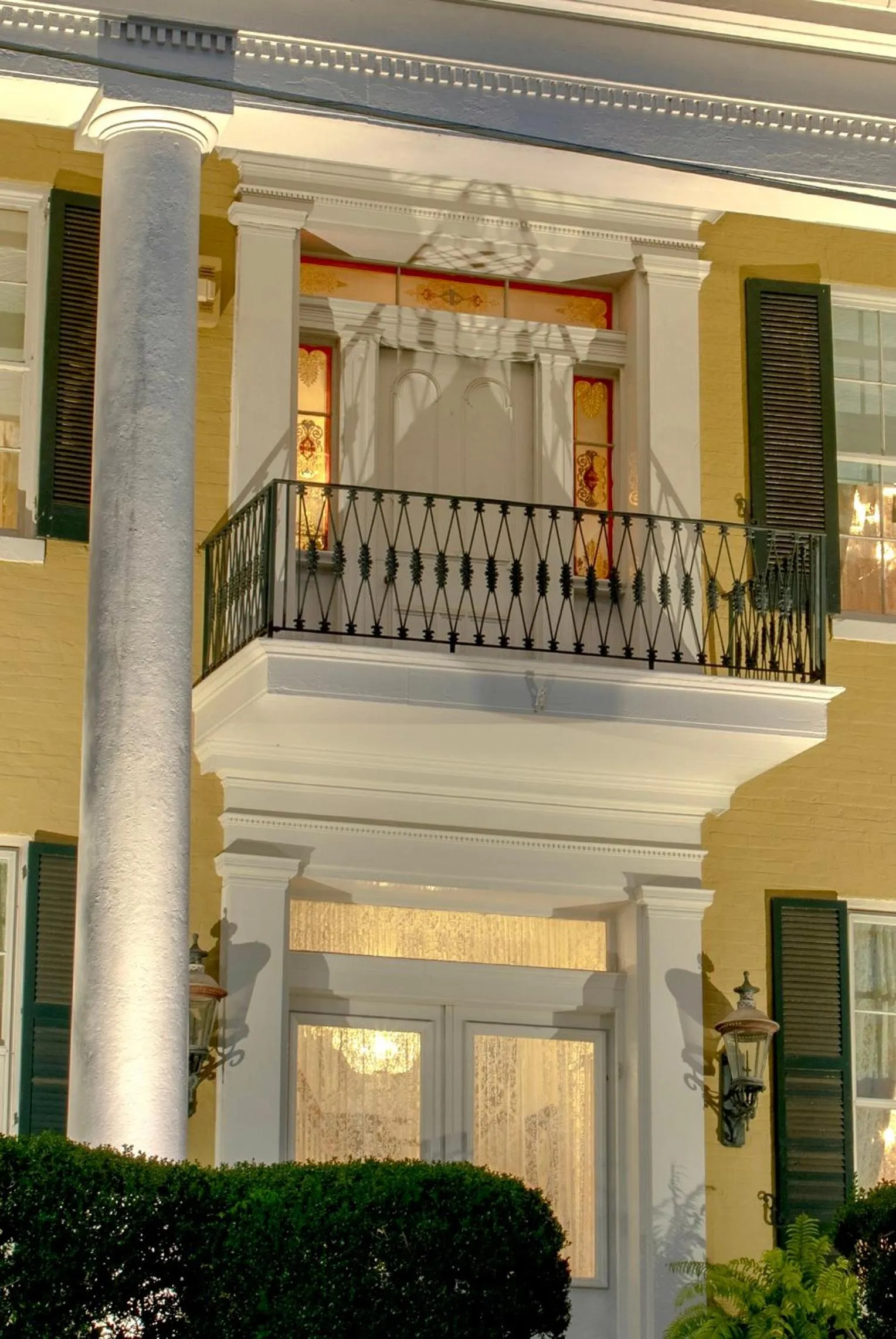 Facade/entrance in Anchuca Historic Mansion & Inn