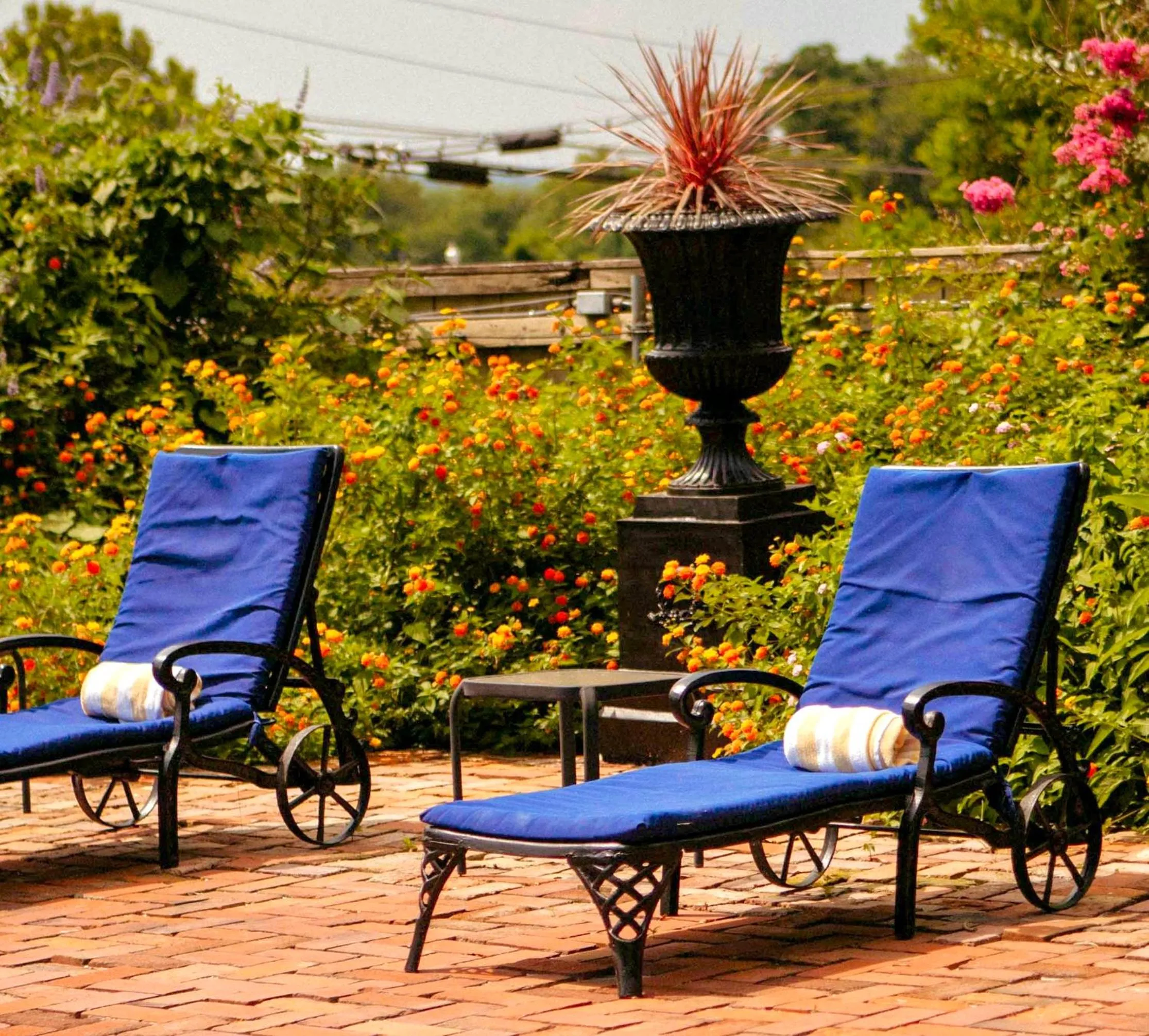 Swimming pool in Anchuca Historic Mansion & Inn