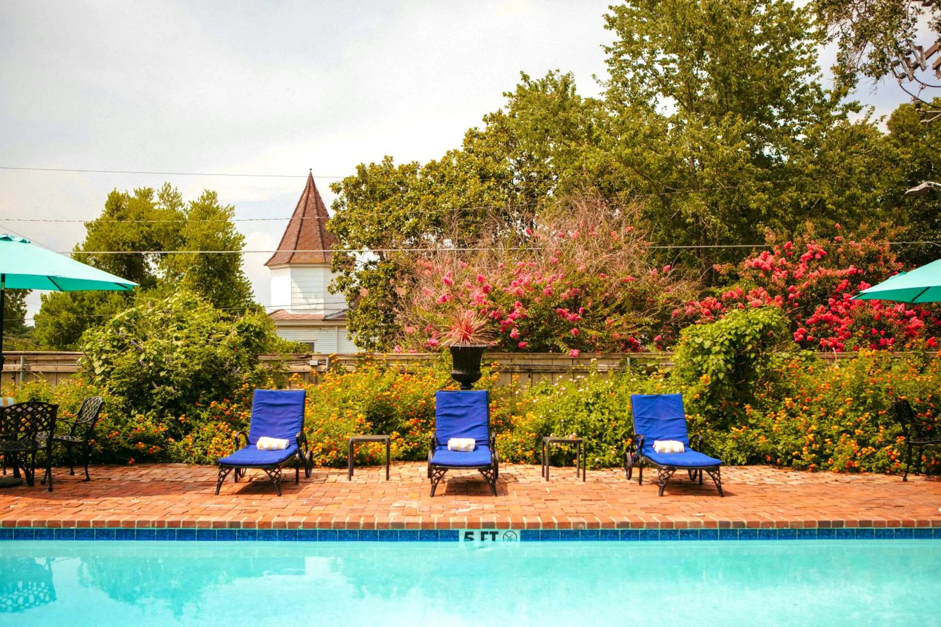 Swimming pool in Anchuca Historic Mansion & Inn