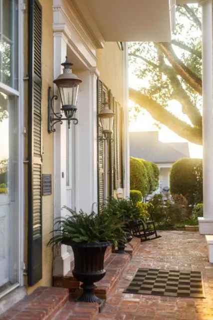 Anchuca Historic Mansion & Inn