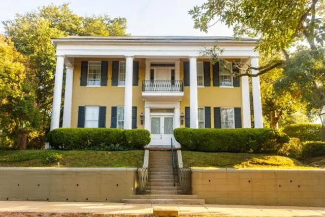 Anchuca Historic Mansion & Inn