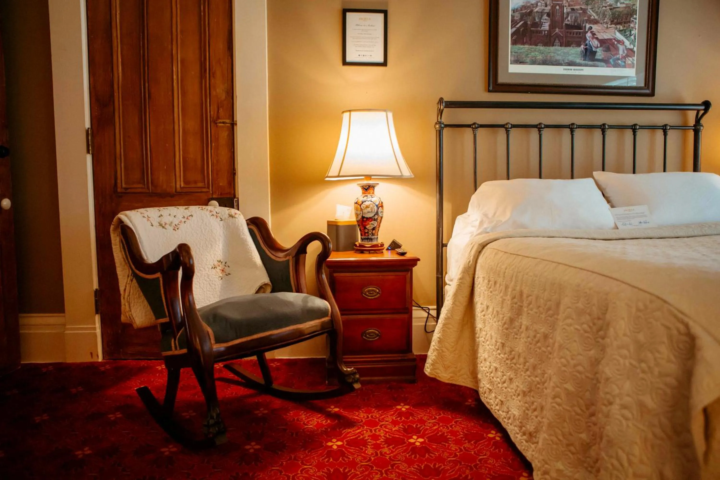 Bed in Anchuca Historic Mansion & Inn