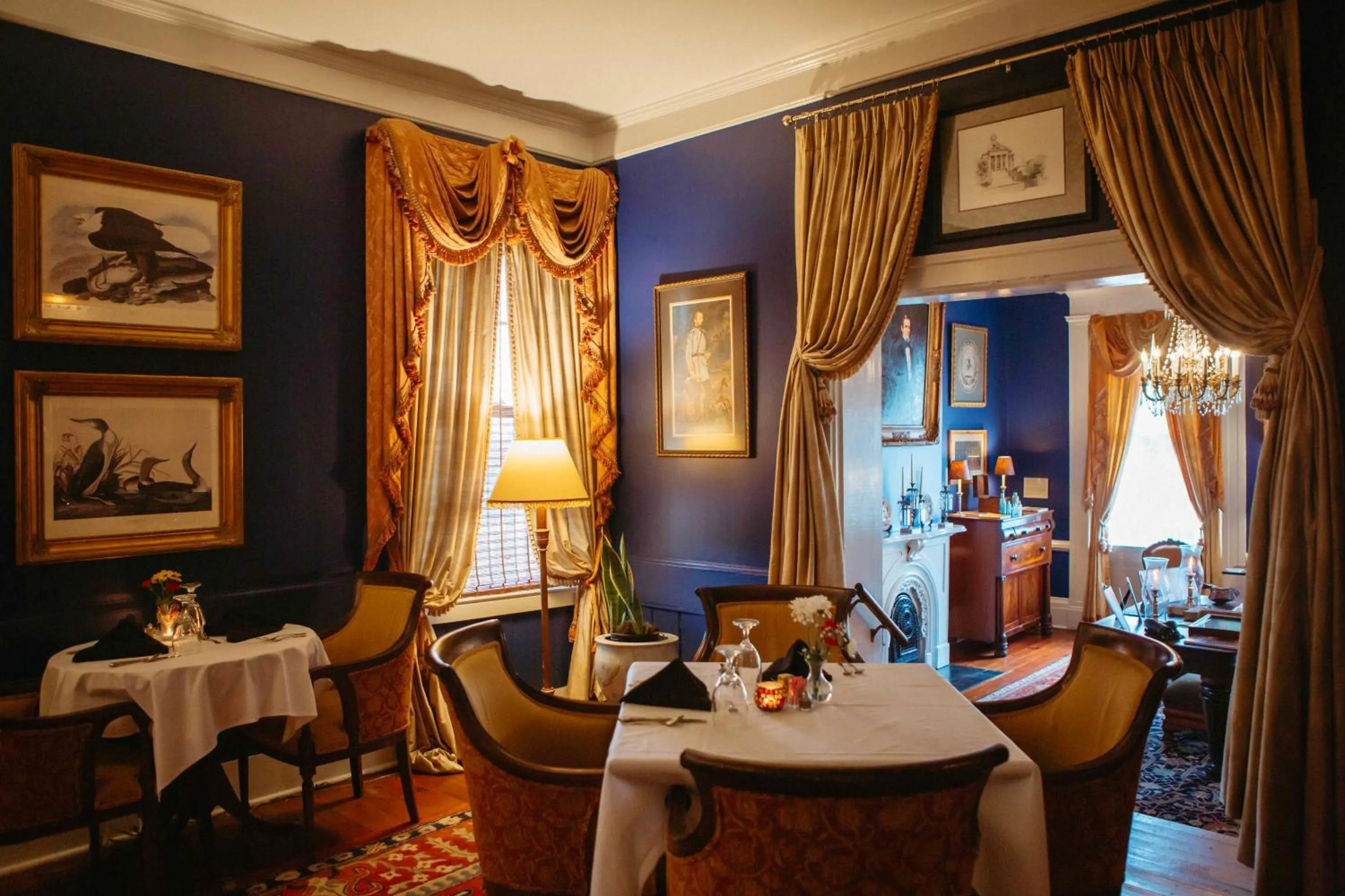 Library in Anchuca Historic Mansion & Inn