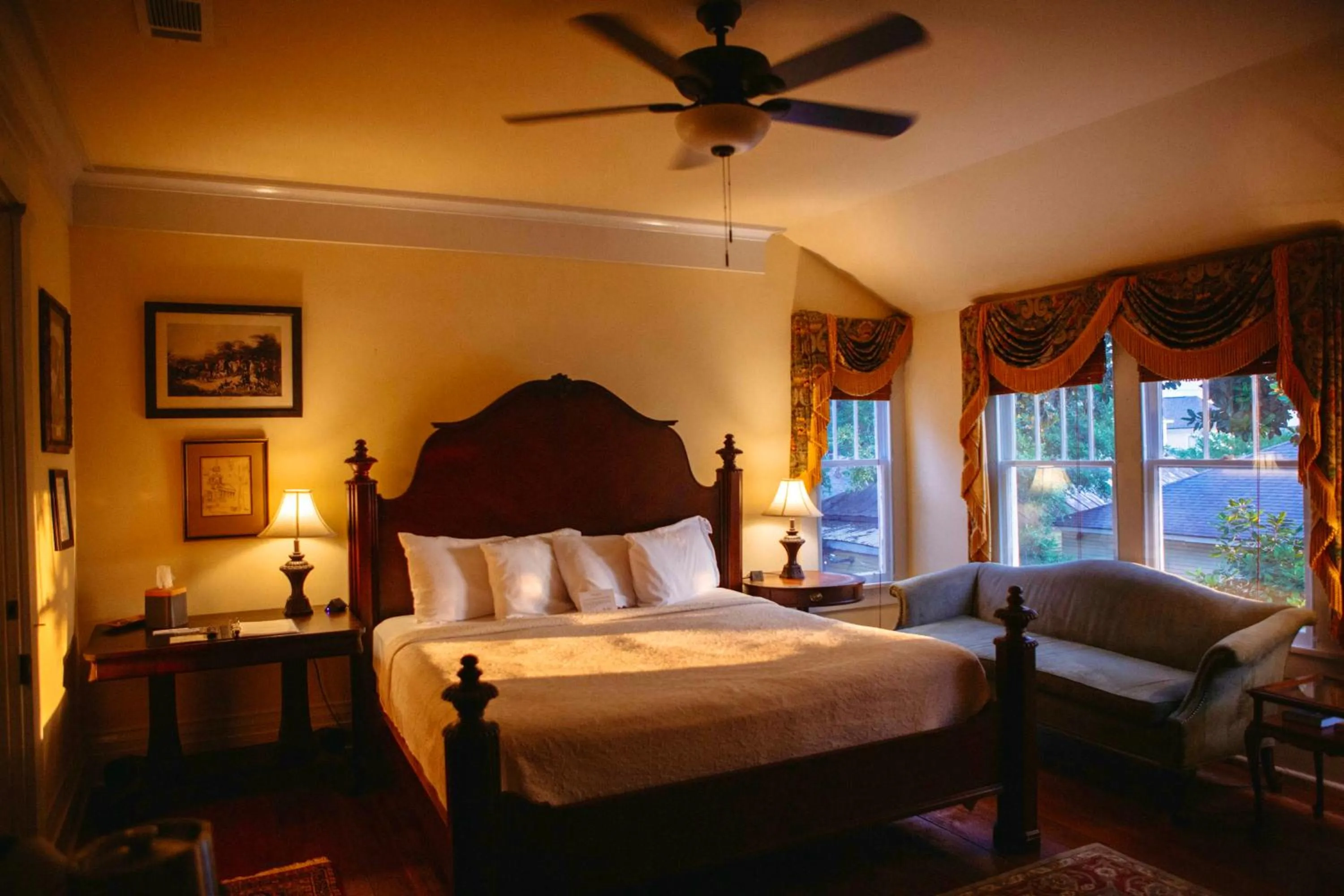 Bed in Anchuca Historic Mansion & Inn