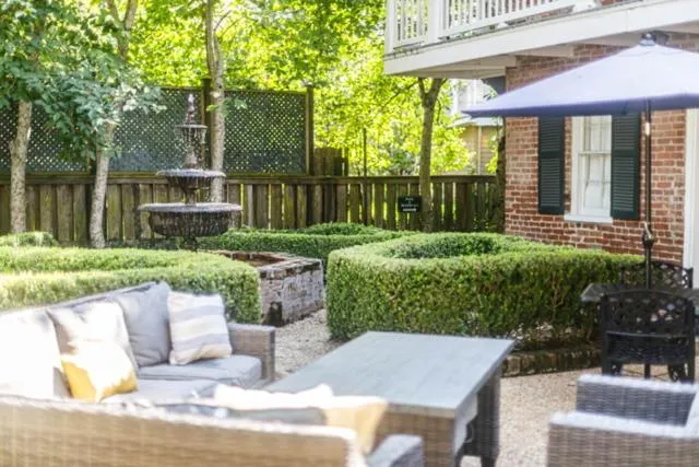 Anchuca Historic Mansion & Inn