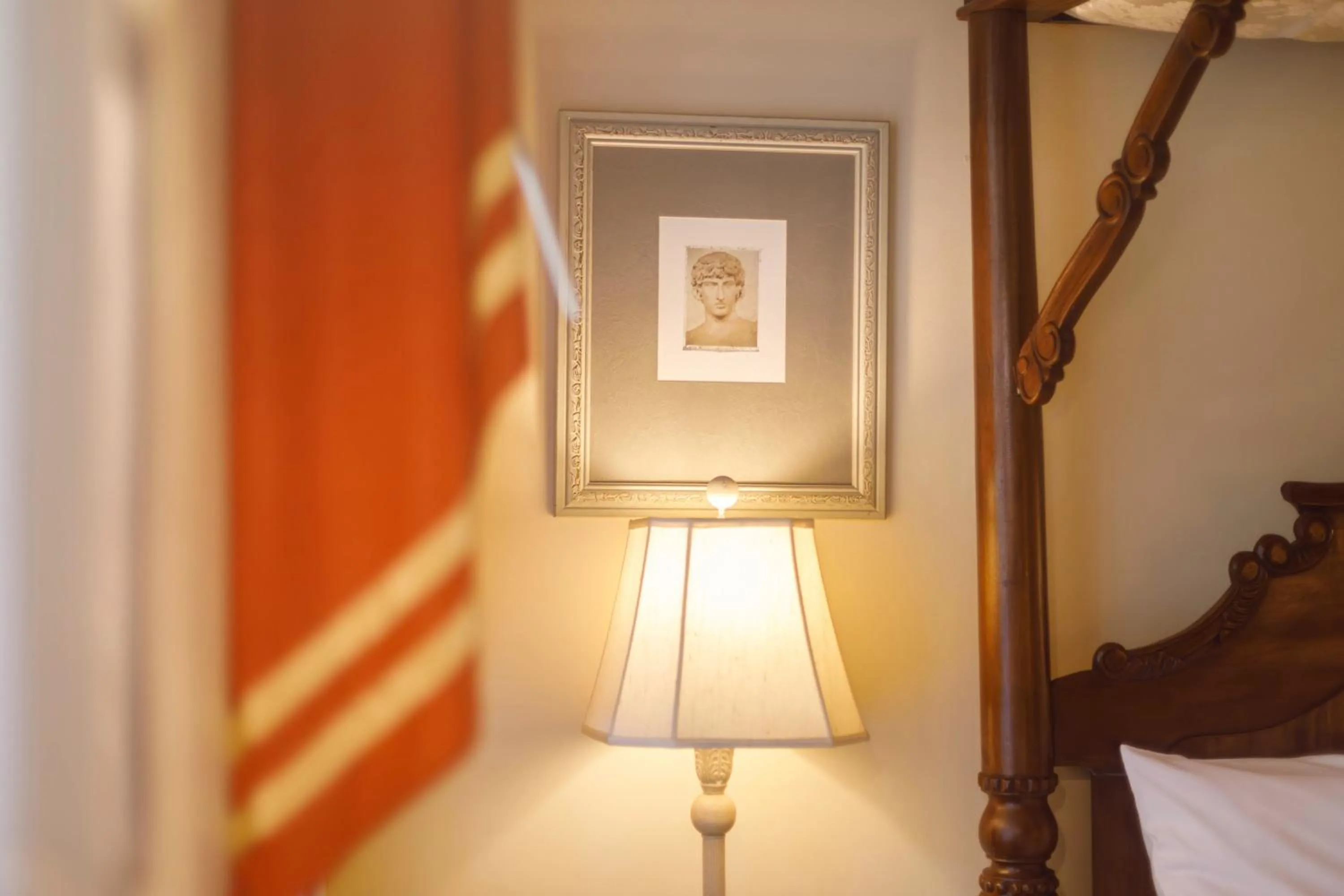 Bed in Anchuca Historic Mansion & Inn