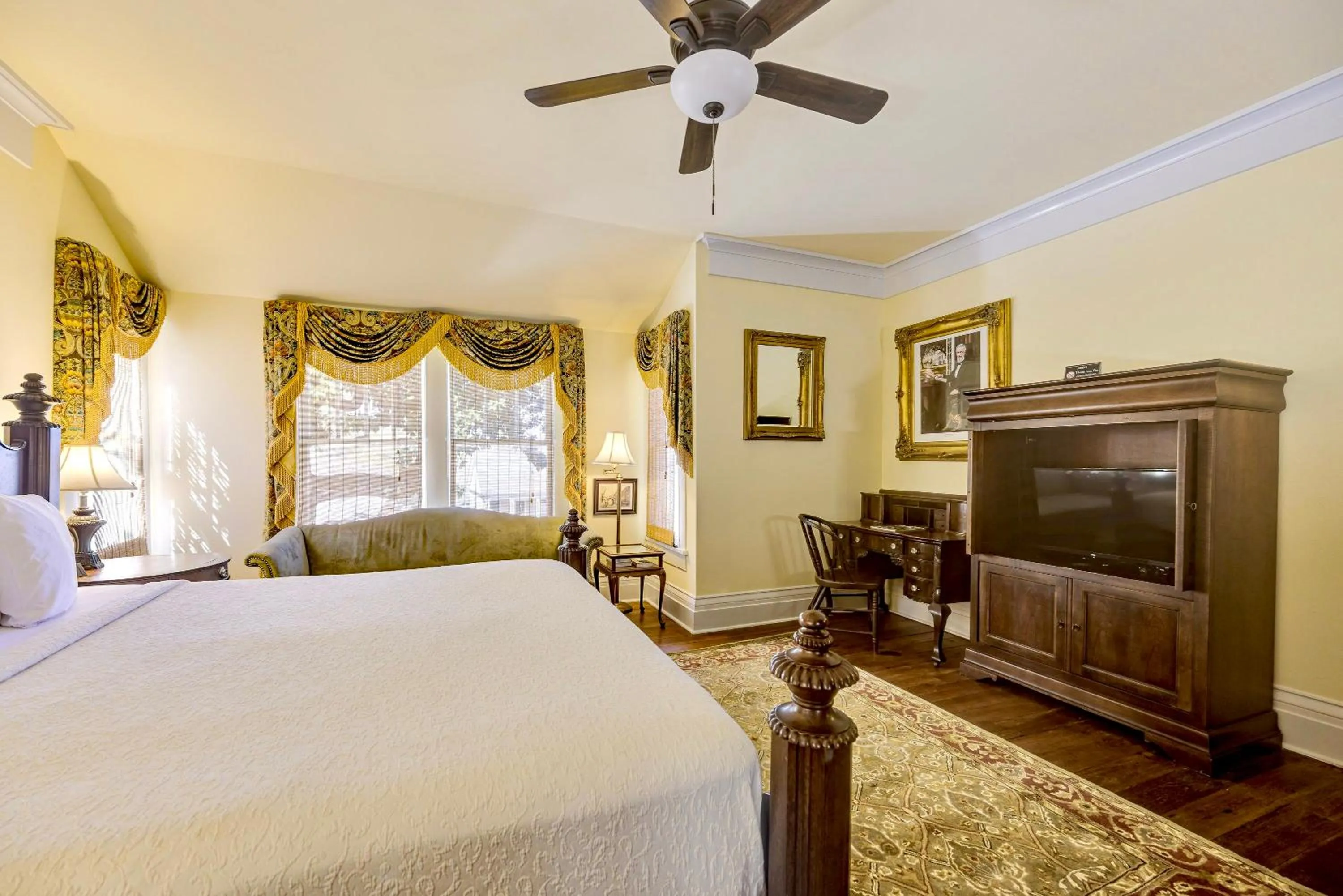 Bed in Anchuca Historic Mansion & Inn