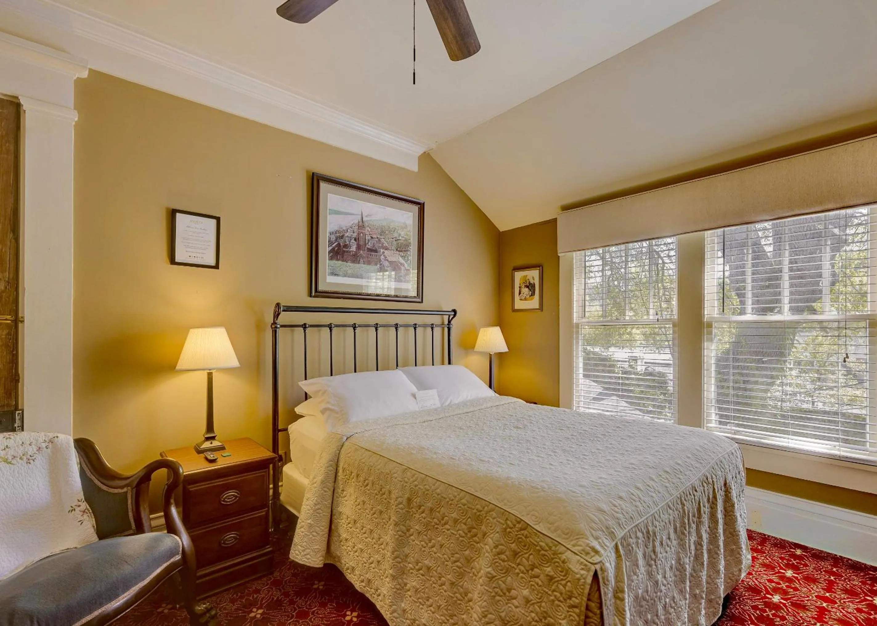 Bed in Anchuca Historic Mansion & Inn