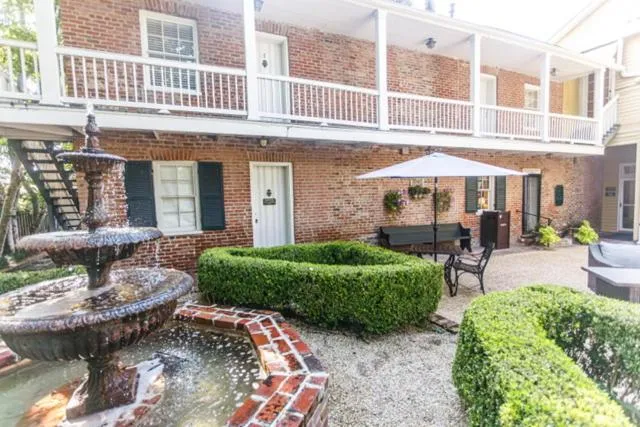 Anchuca Historic Mansion & Inn