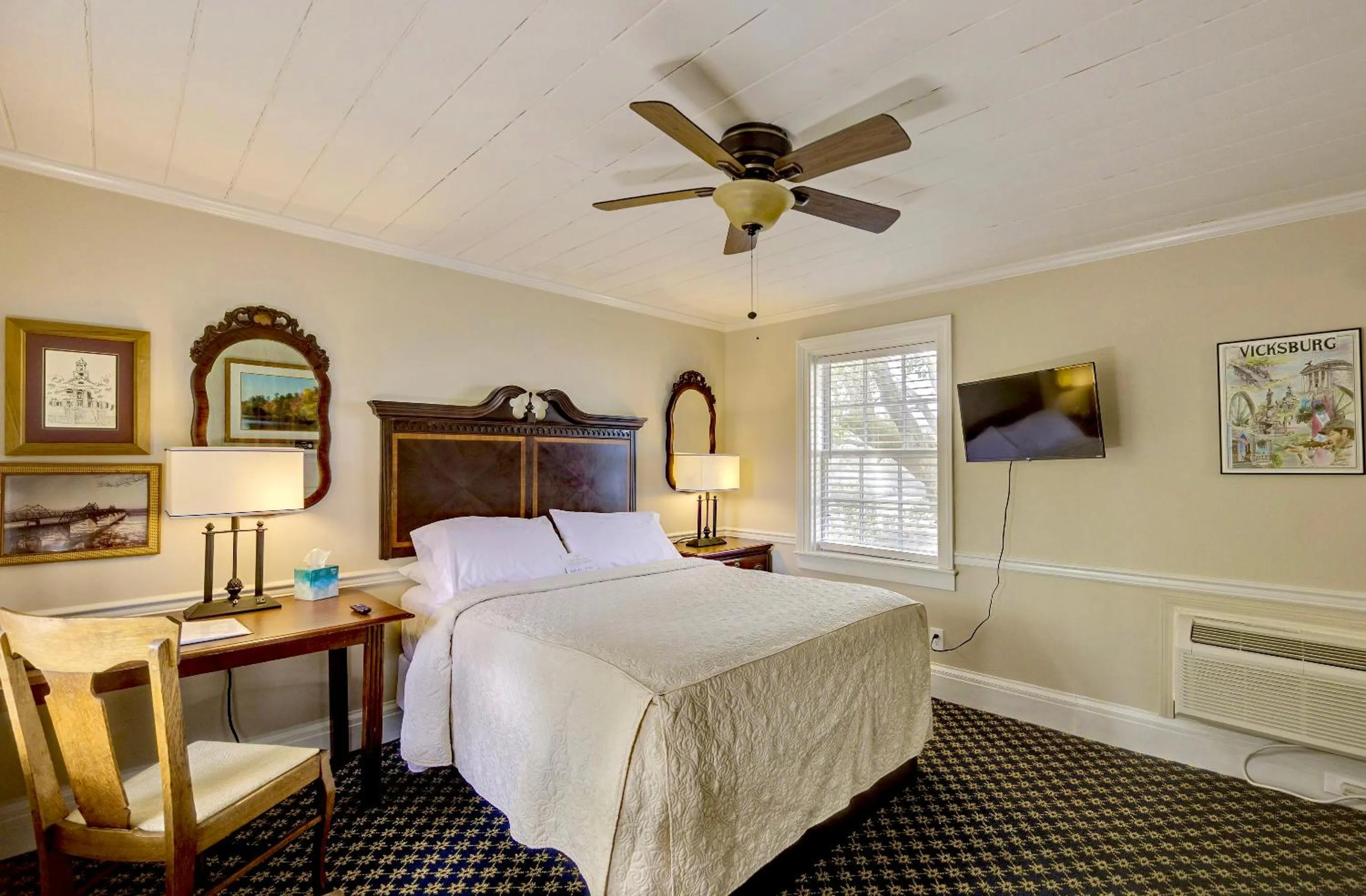 Bed in Anchuca Historic Mansion & Inn