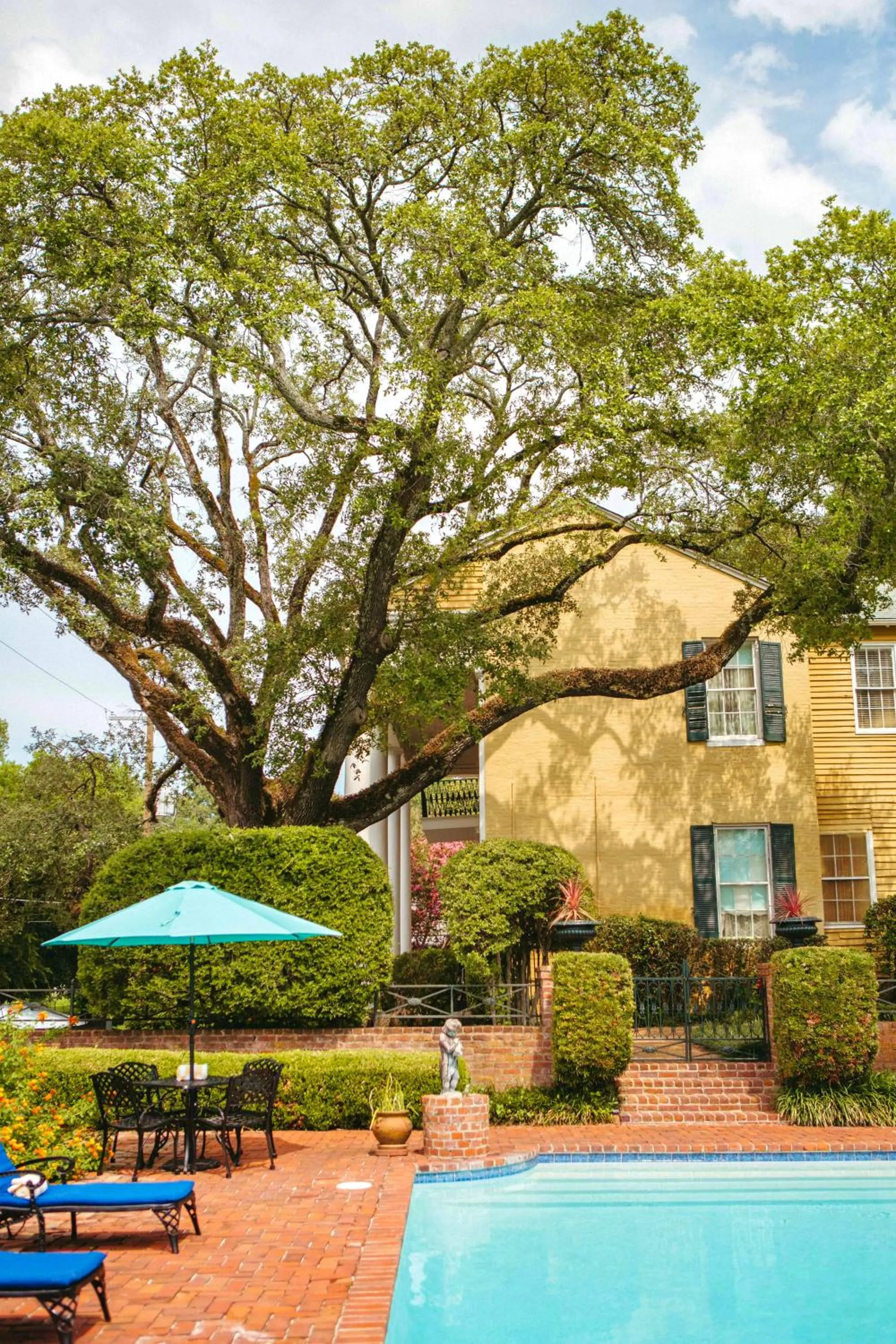Pool view in Anchuca Historic Mansion & Inn