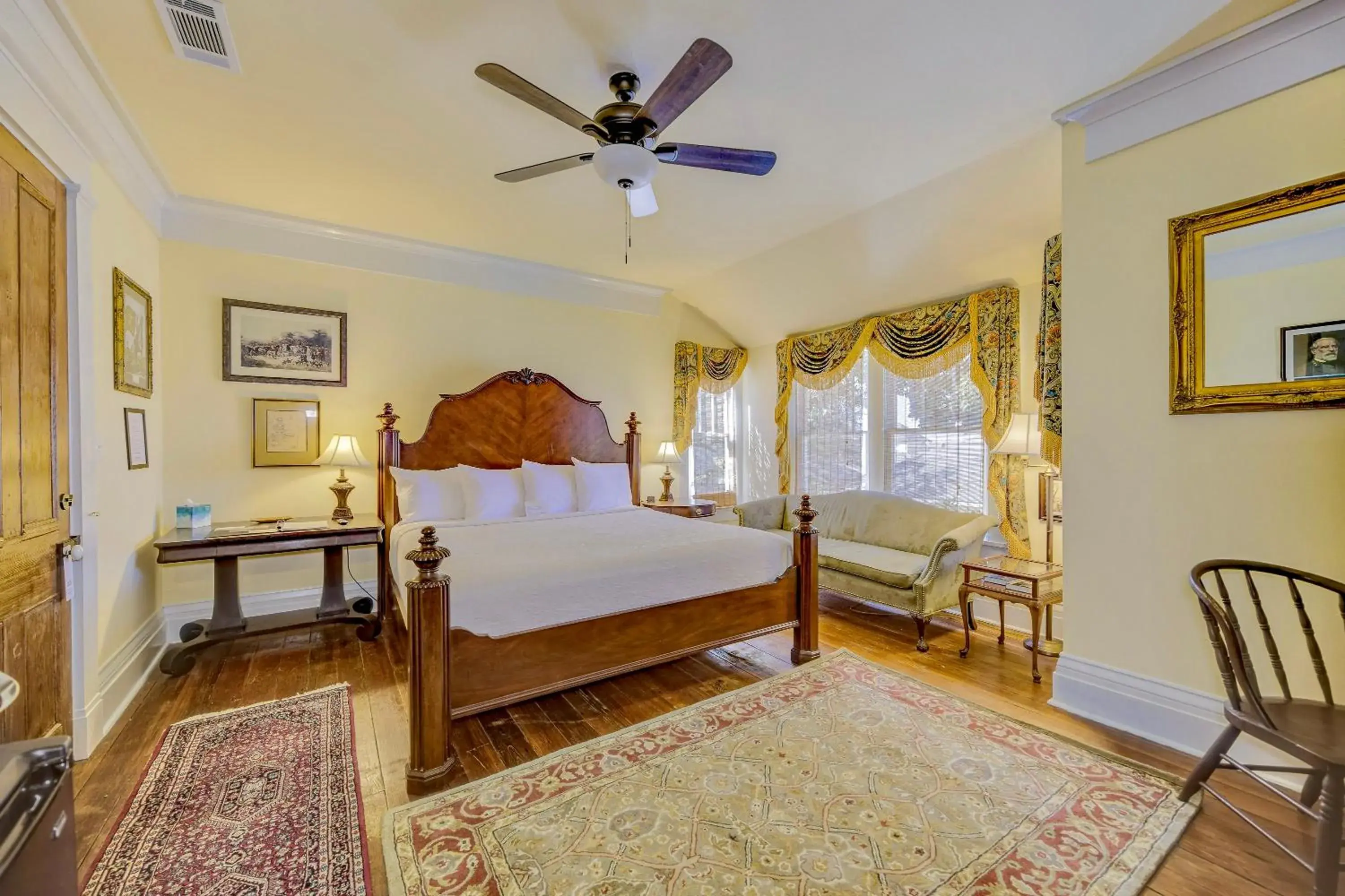 King Room with Pool View in Anchuca Historic Mansion & Inn King Room with Pool View in Anchuca Historic Mansion & Inn