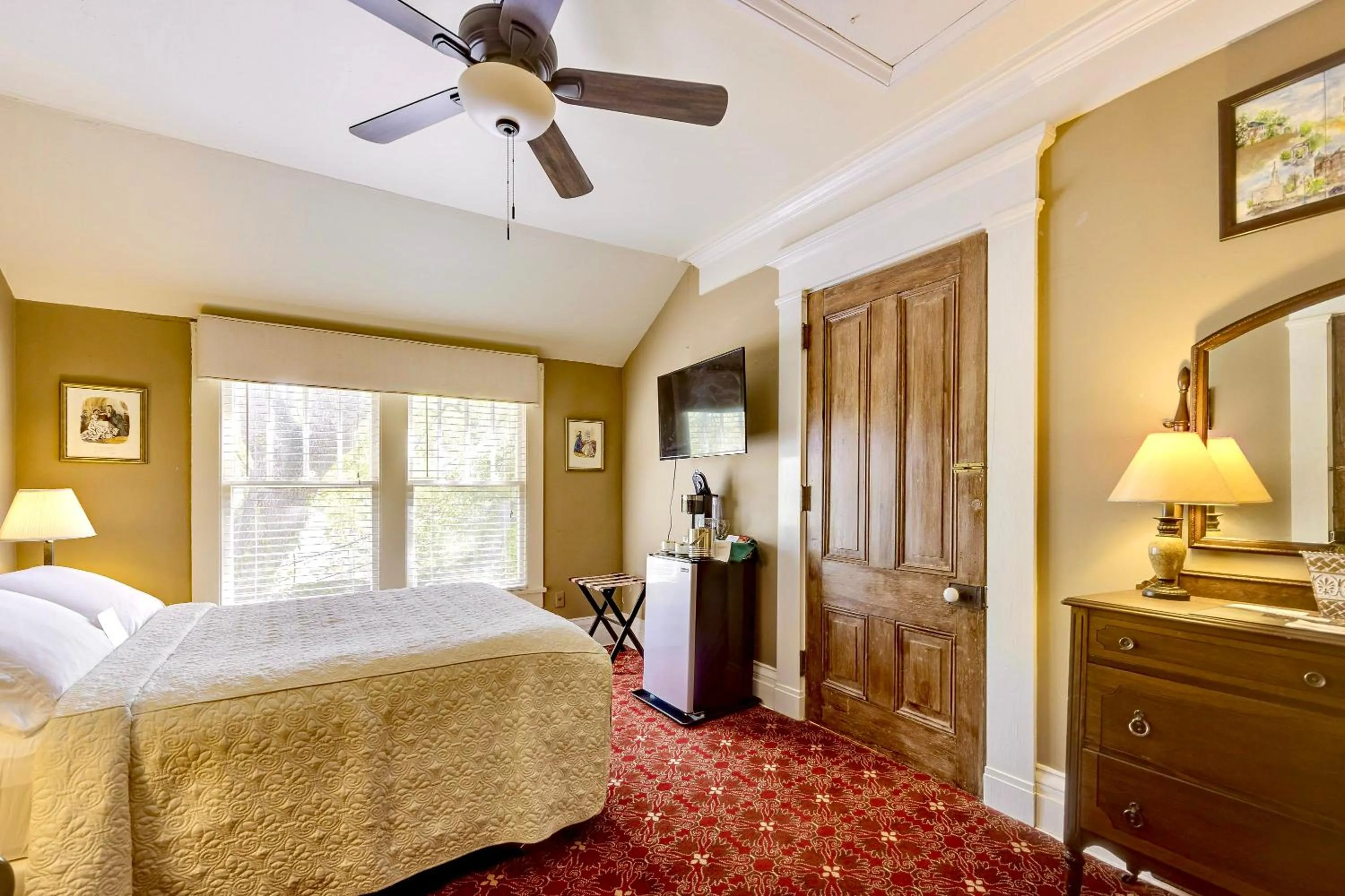 Bed in Anchuca Historic Mansion & Inn