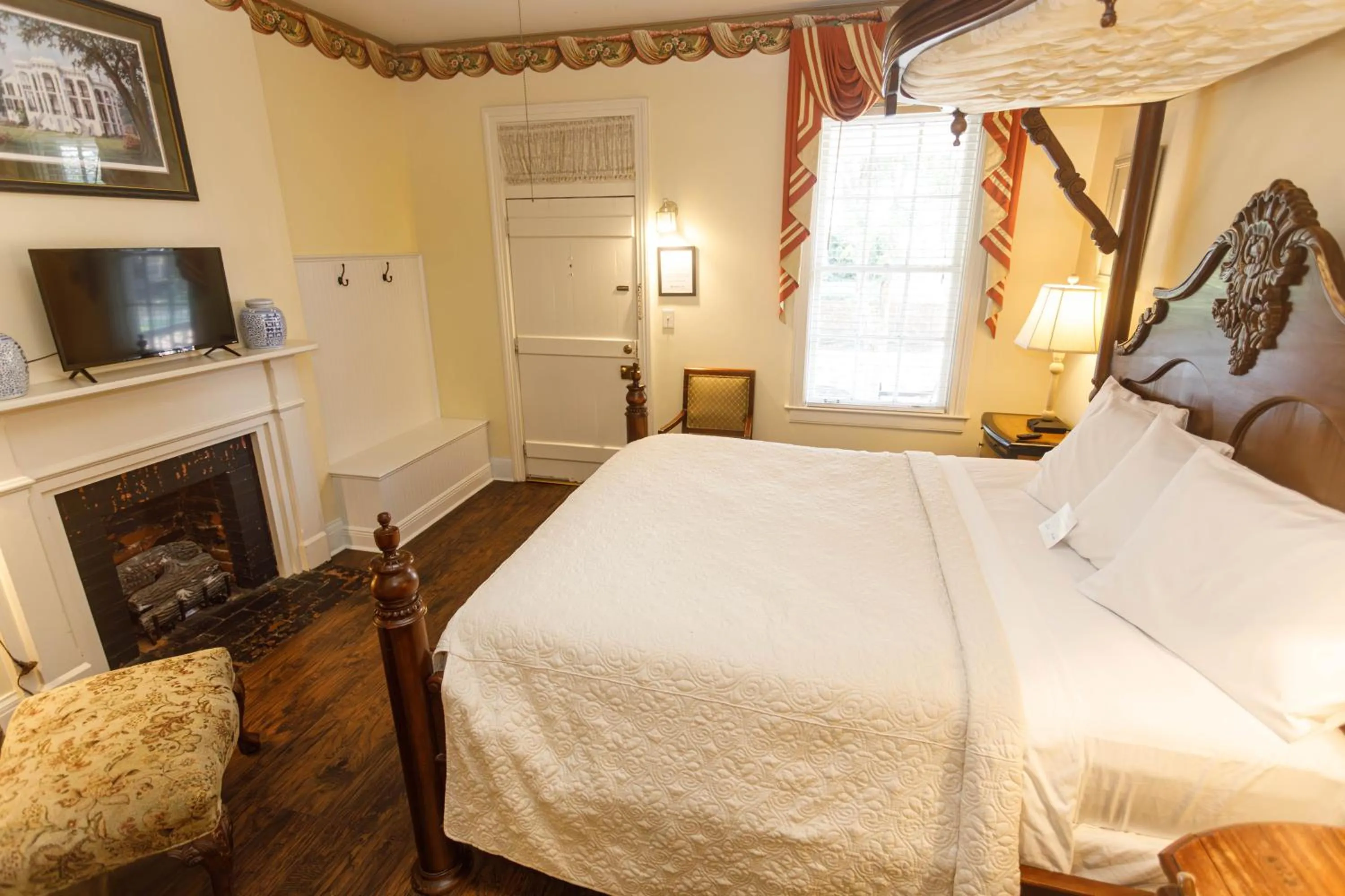 Bed in Anchuca Historic Mansion & Inn