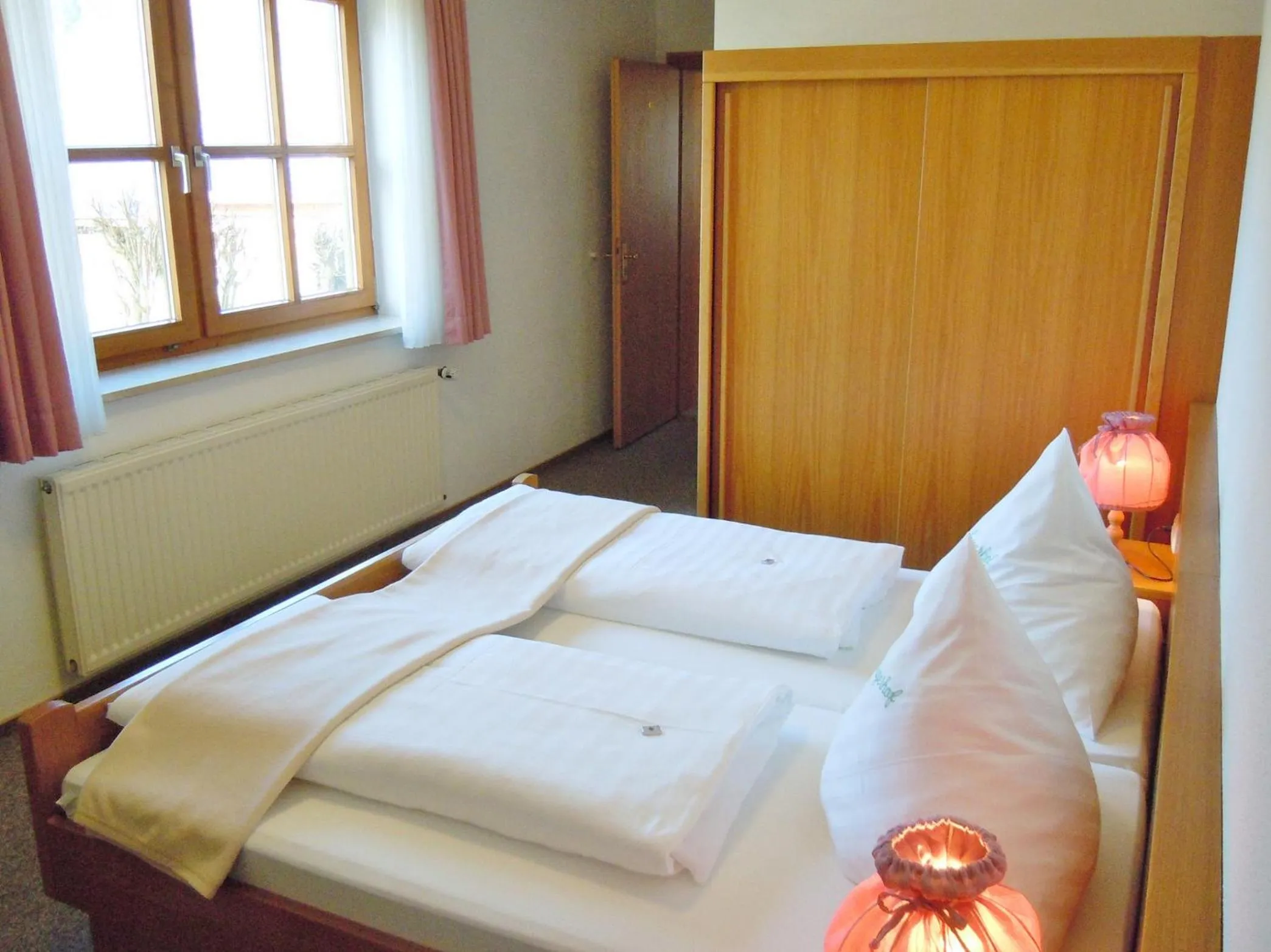 Bathroom, Bed in Hotel Lugerhof