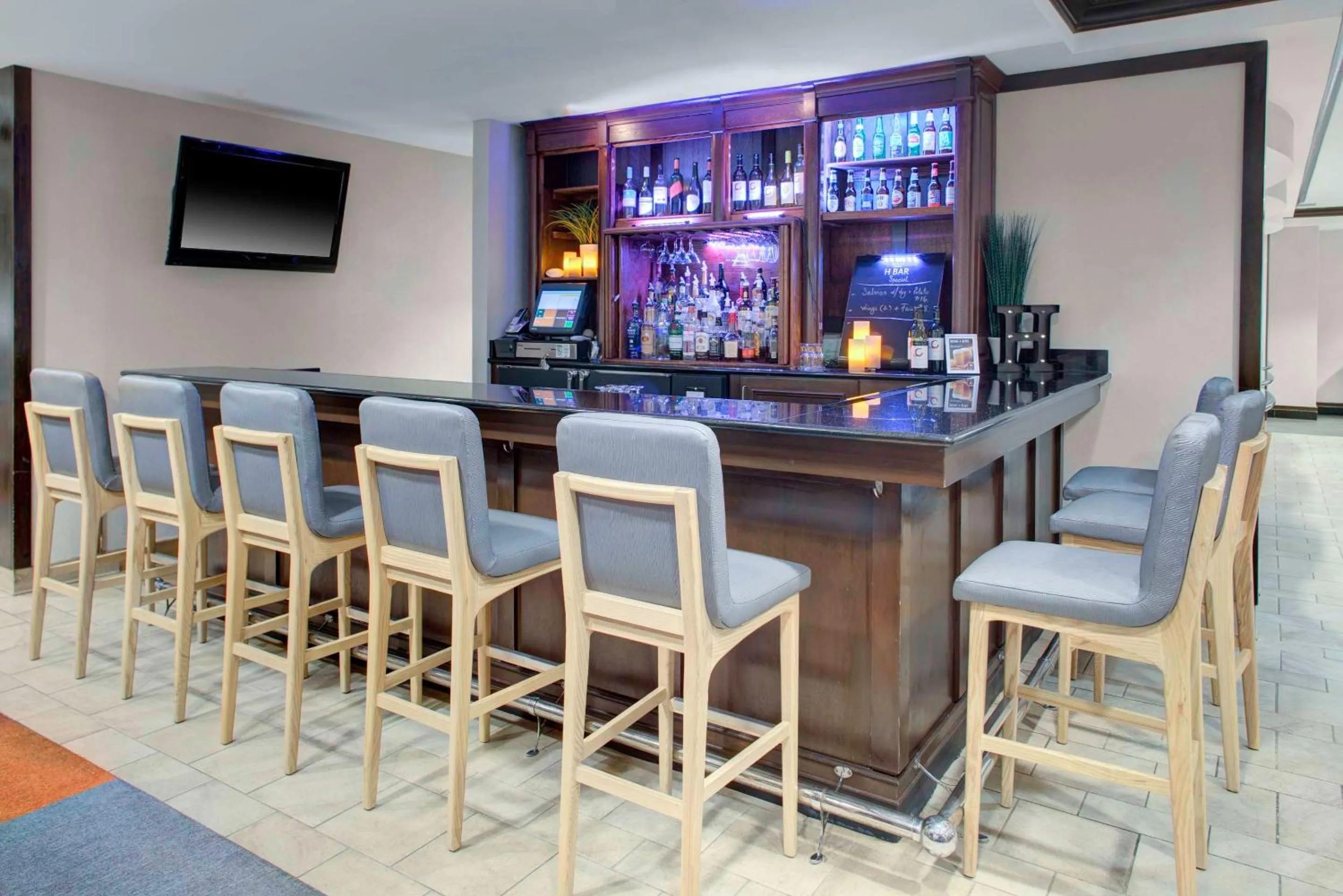 Lounge or bar in Hyatt House Sterling/Dulles Airport North