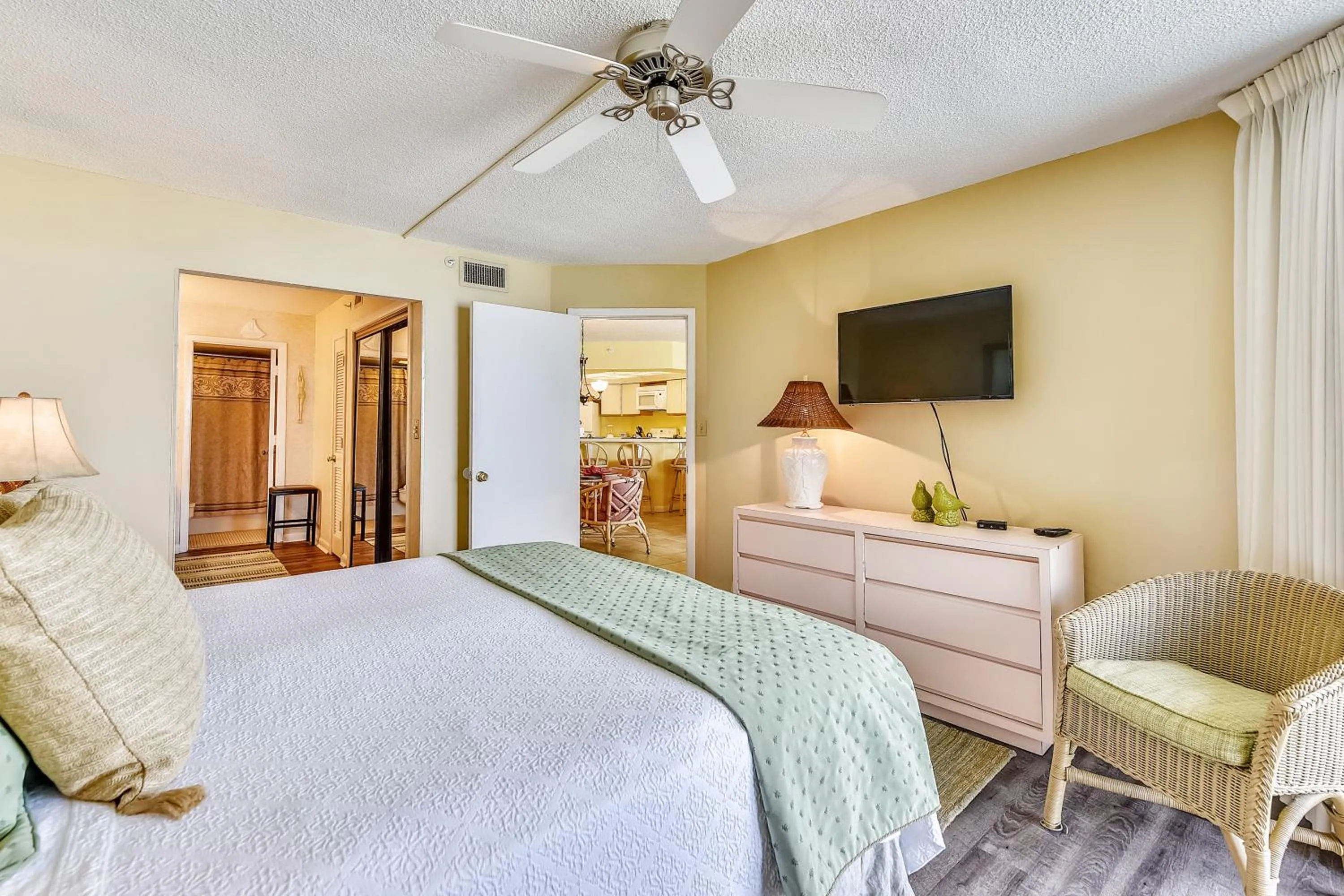 Bed in Summerhouse 710B by Book That Condo