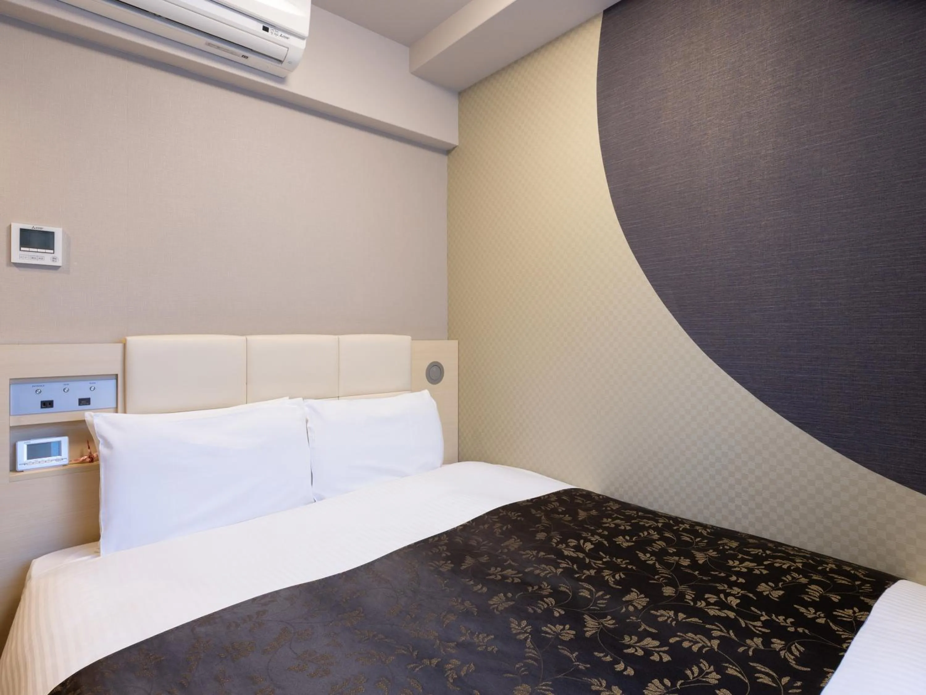 Photo of the whole room, Bed in APA Hotel Shin Osaka Ekimae Tower