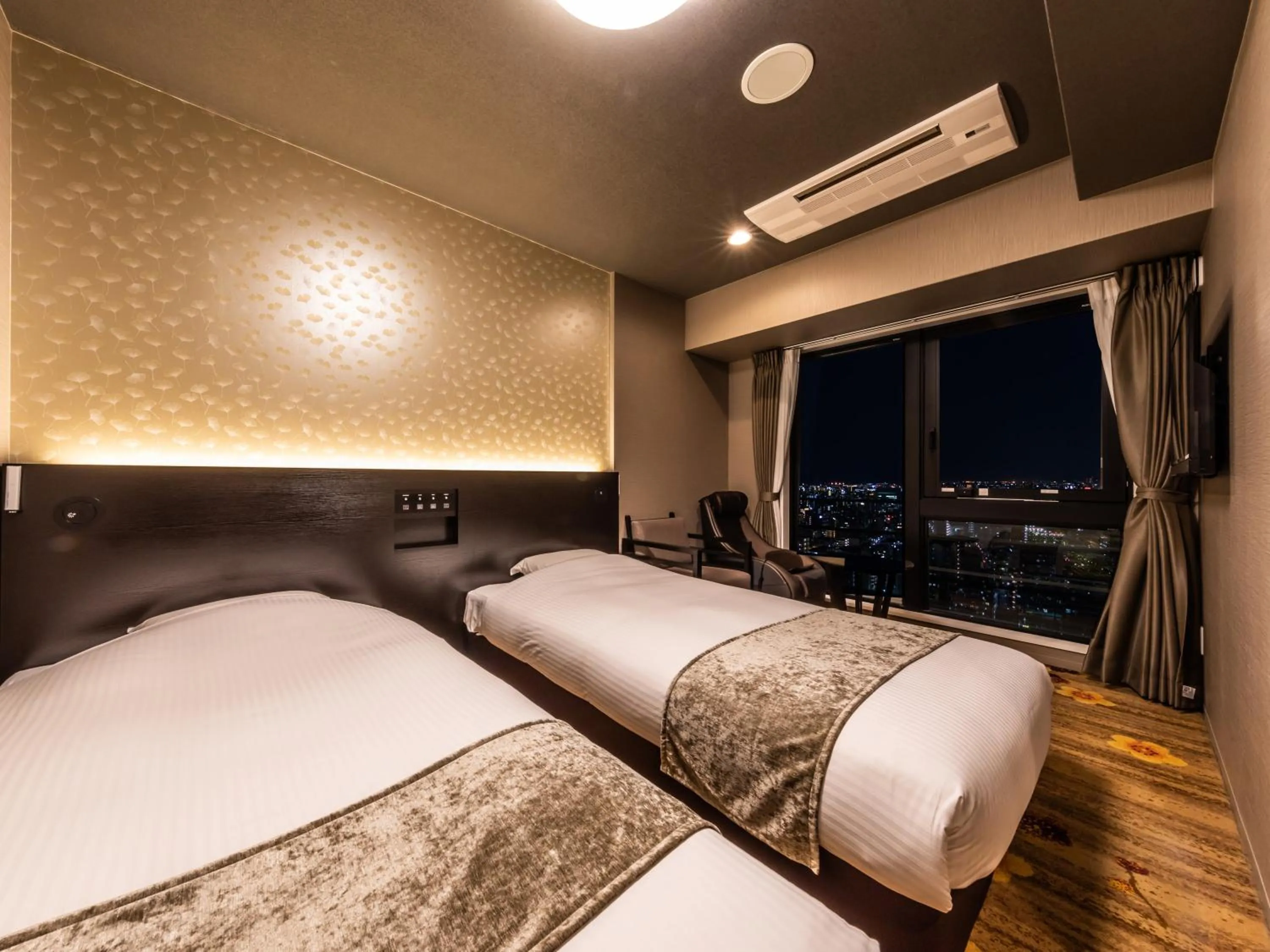 Photo of the whole room, Bed in APA Hotel Shin Osaka Ekimae Tower