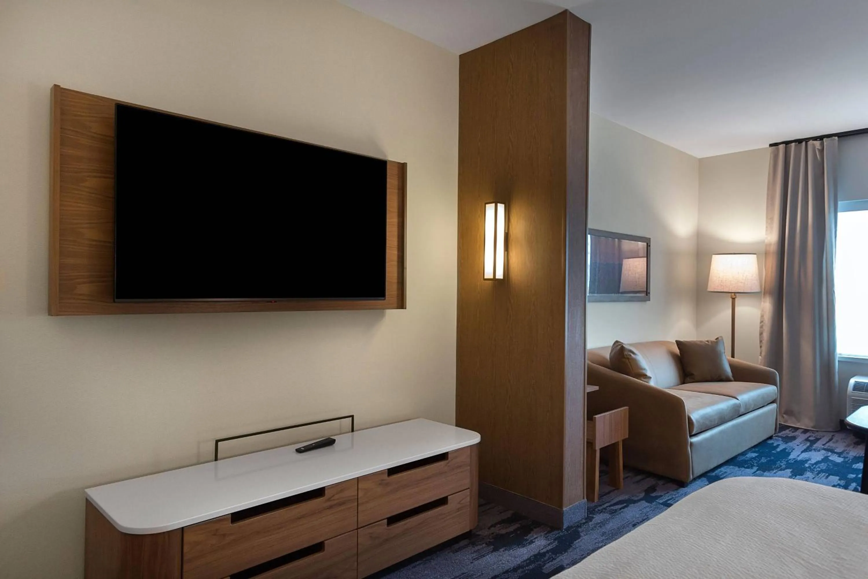 Living room, Bed in Fairfield by Marriott Inn & Suites Statesville