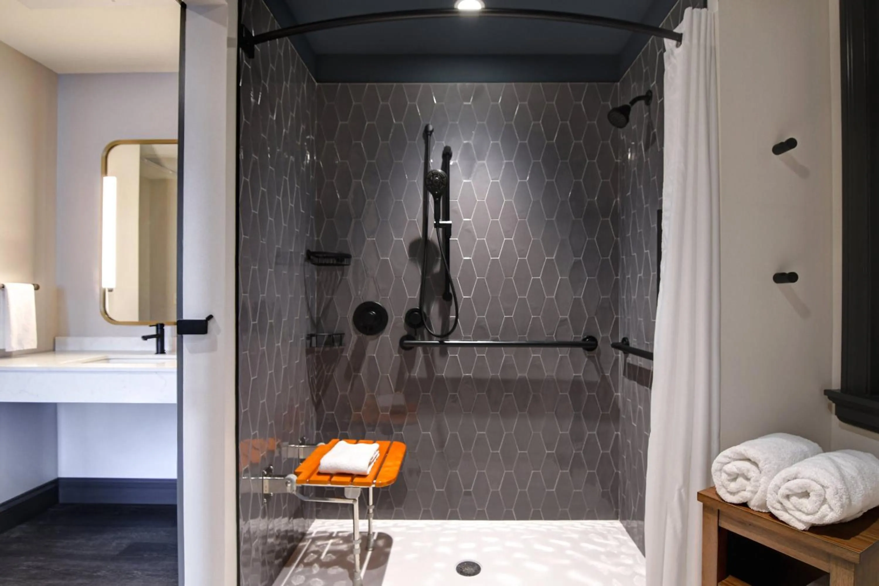 Bathroom in Courtyard by Marriott Cincinnati Downtown