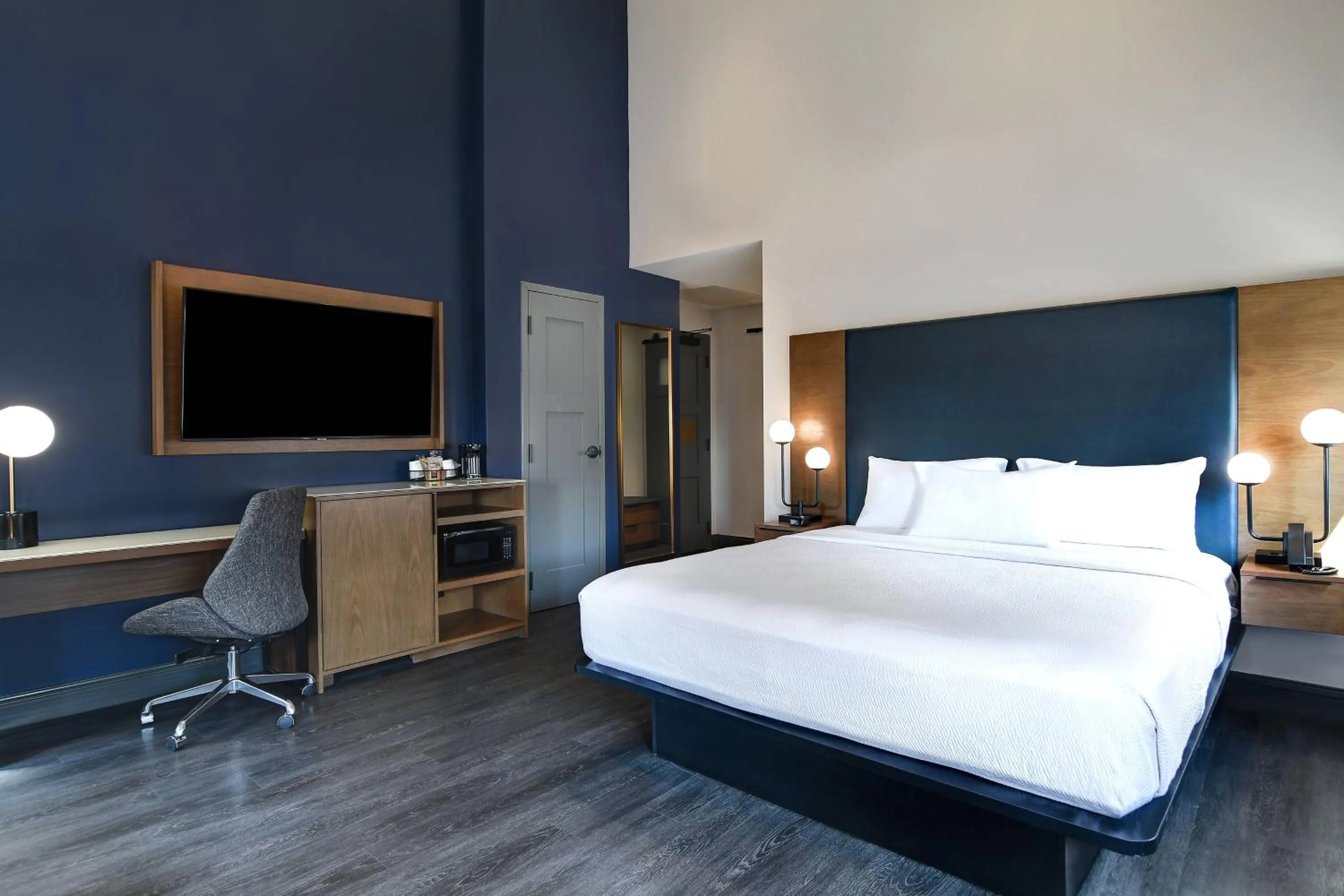 Photo of the whole room, Bed in Courtyard by Marriott Cincinnati Downtown