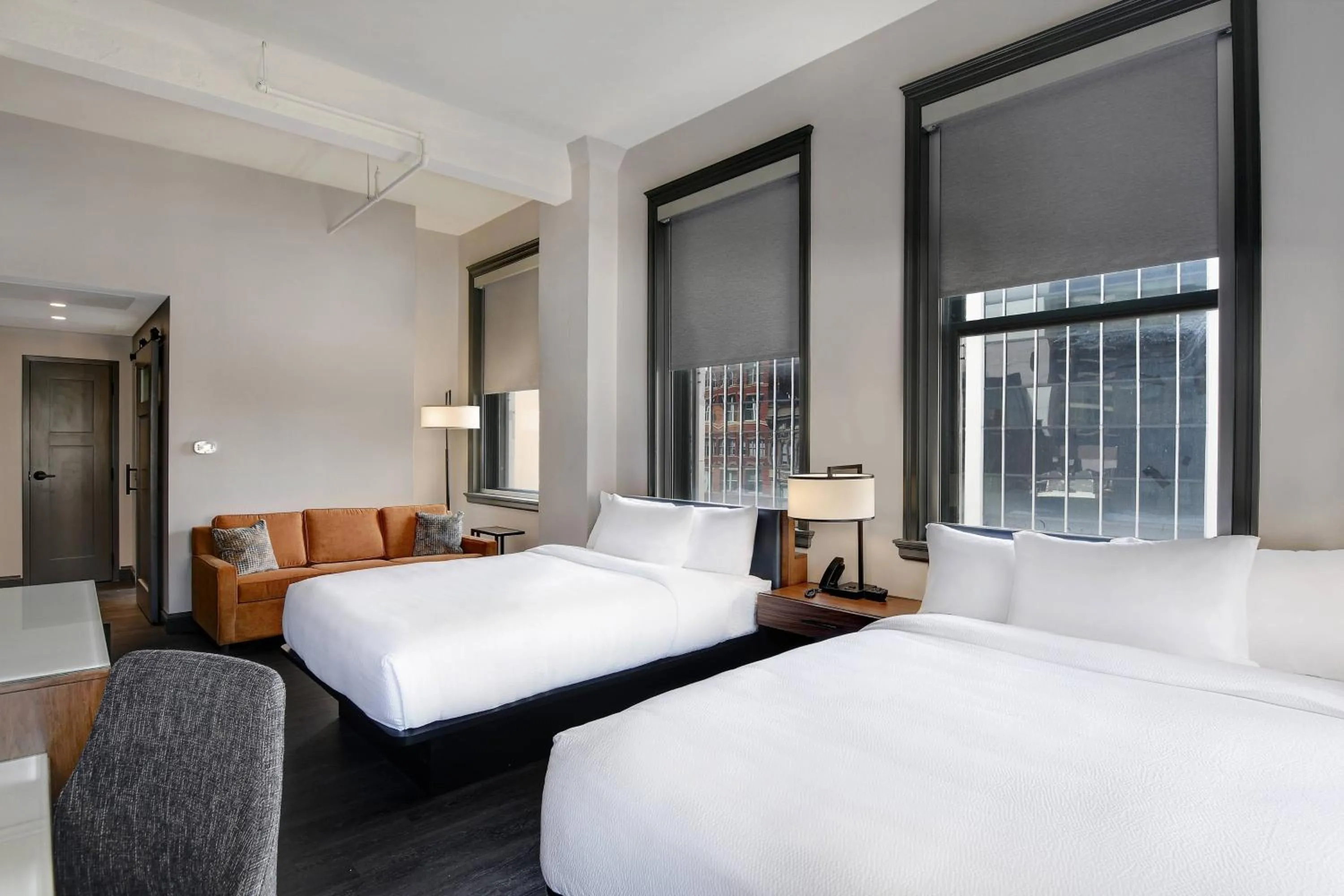 Photo of the whole room, Bed in Courtyard by Marriott Cincinnati Downtown