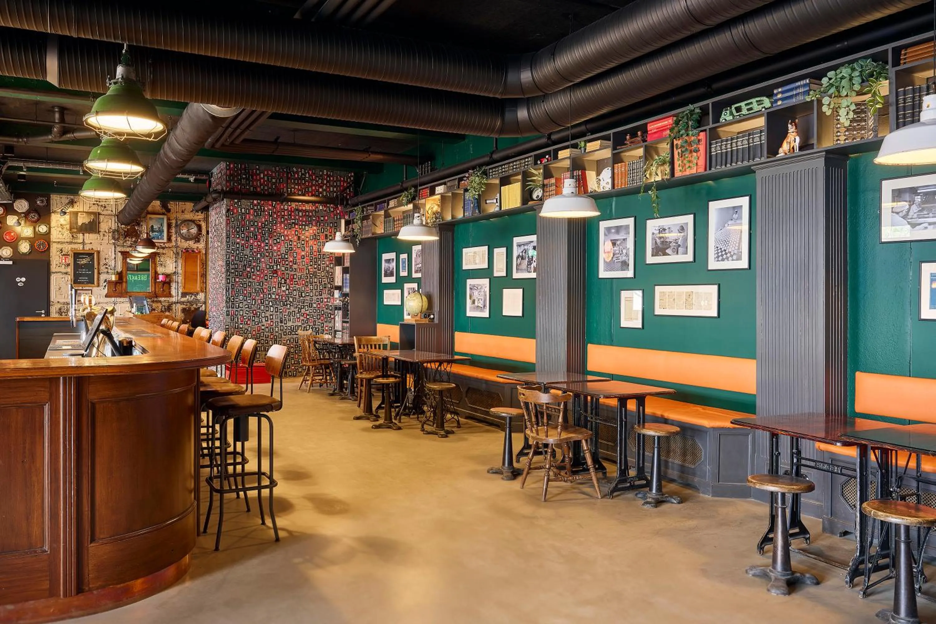 Restaurant/places to eat in KEX Hostel and Hotel