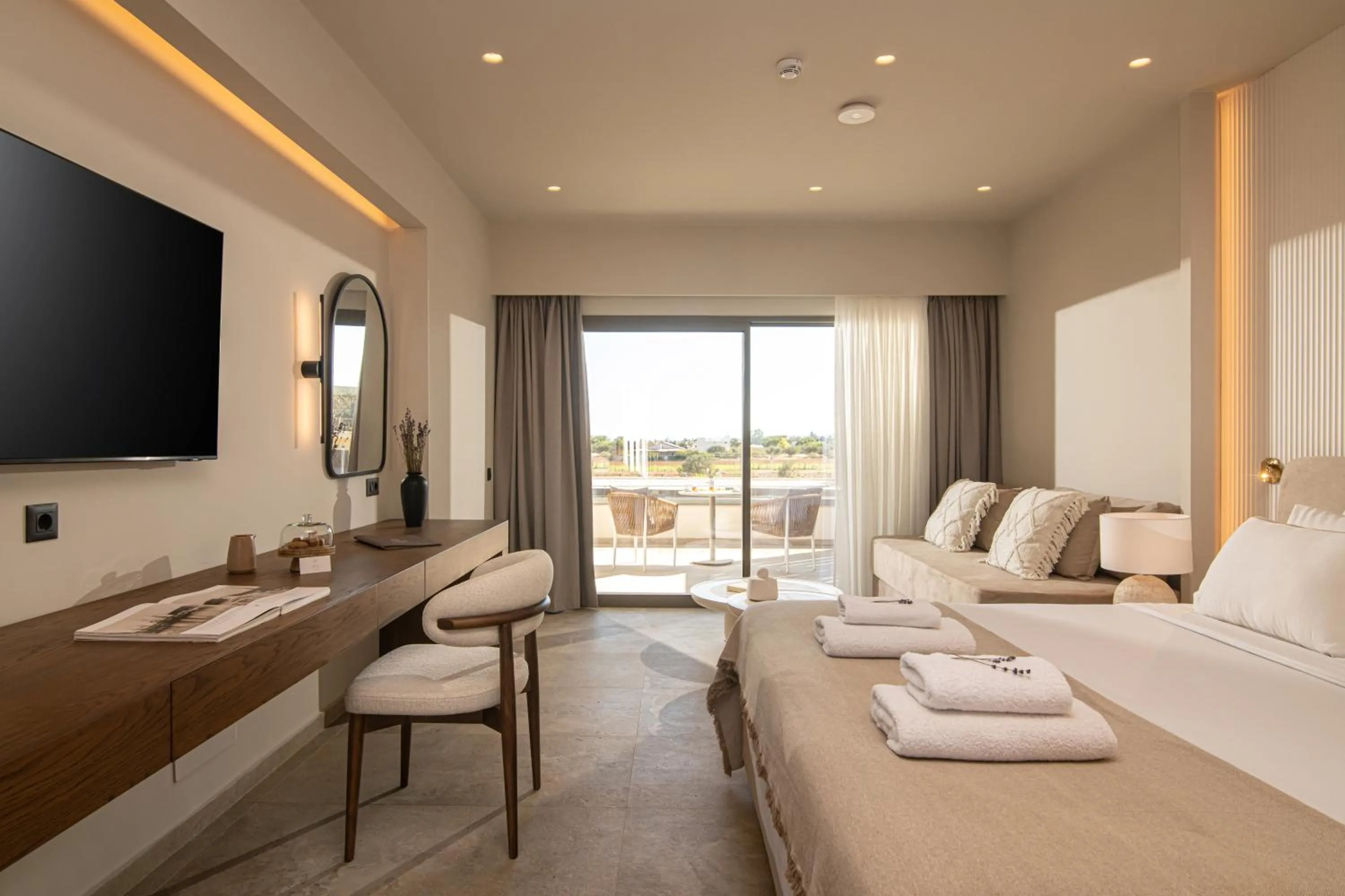 Photo of the whole room, Bed in Elèa Concept Hotel & Suites