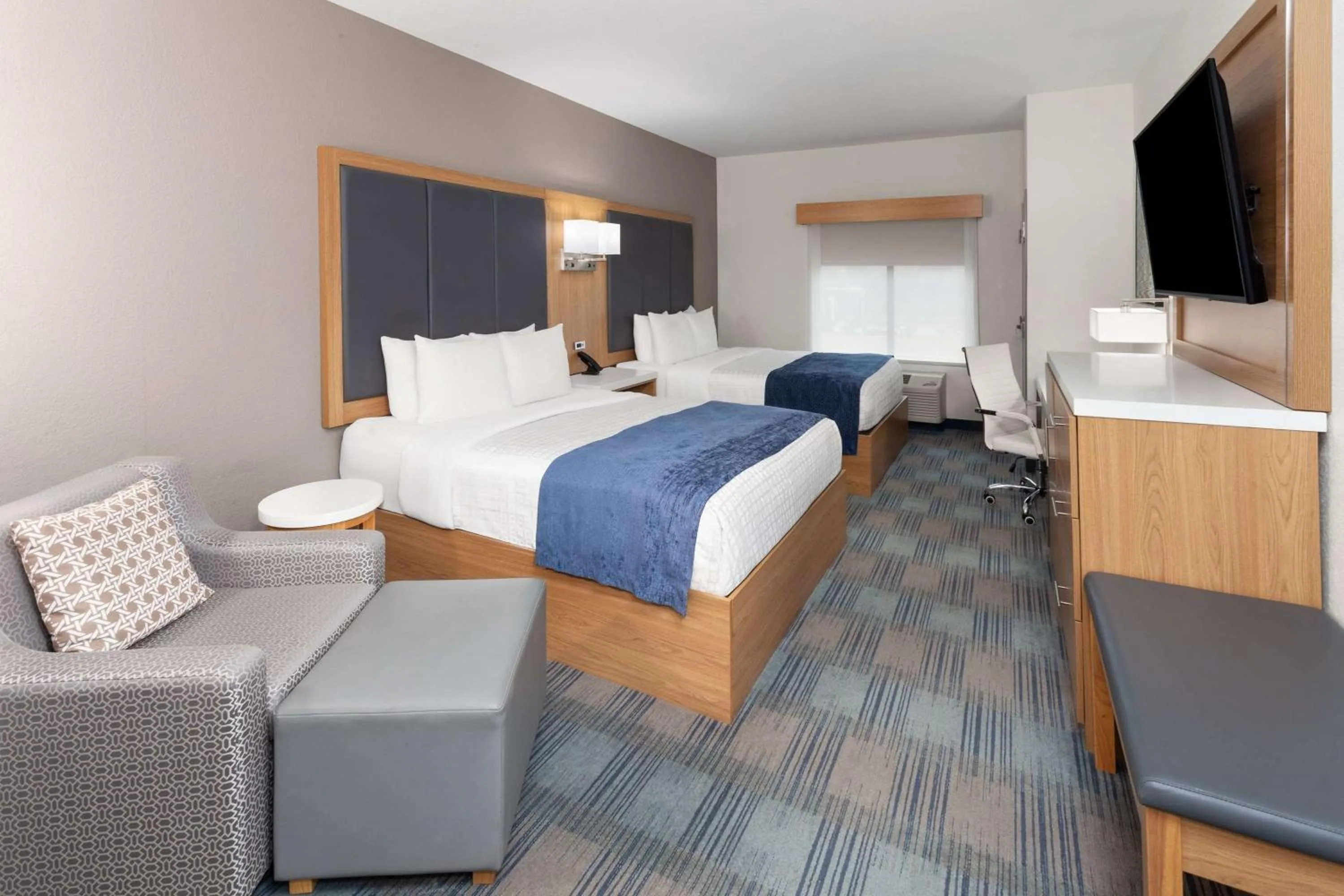 Photo of the whole room, Bed in La Quinta Inn & Suites by Wyndham Coralville Iowa City