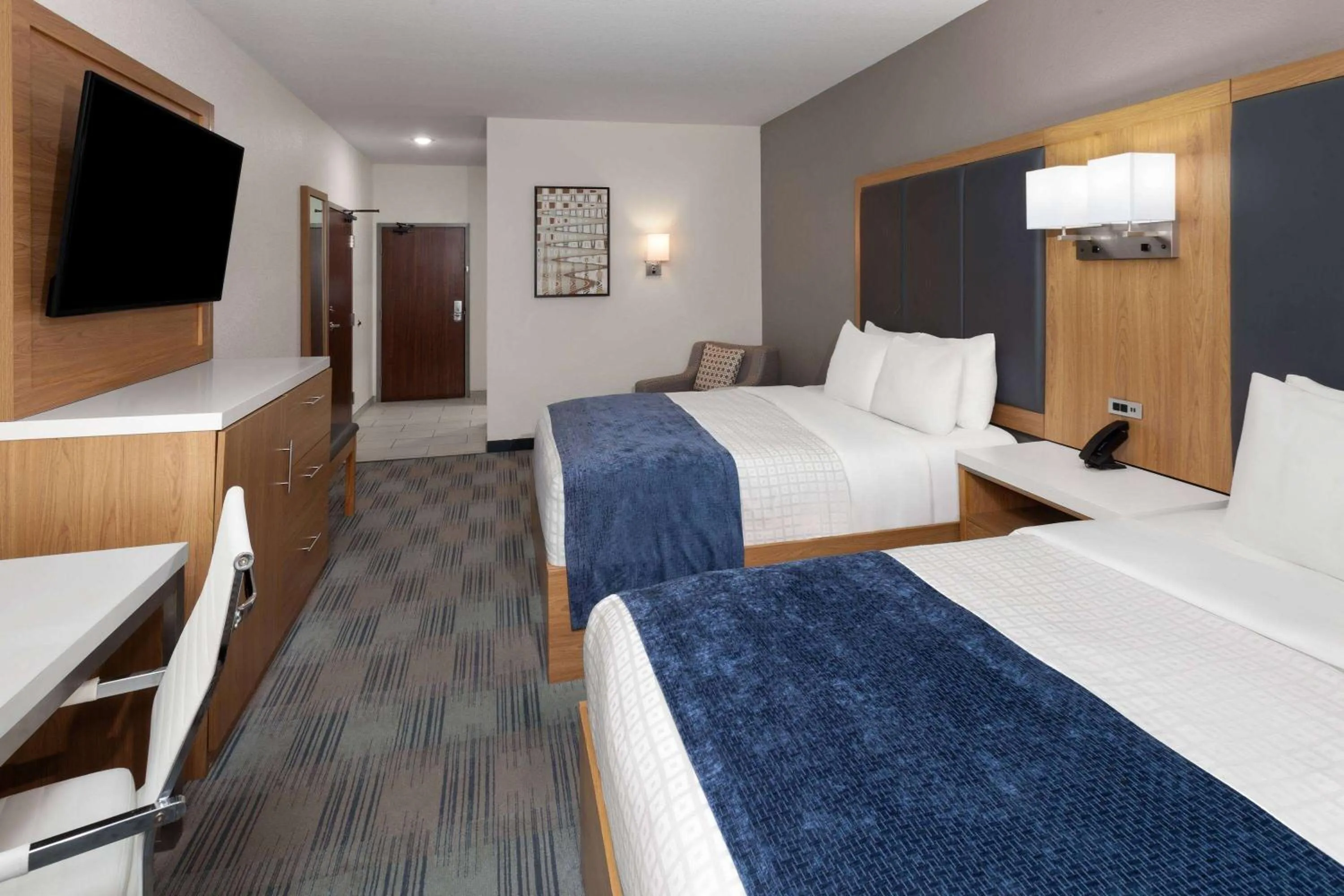 Photo of the whole room, Bed in La Quinta Inn & Suites by Wyndham Coralville Iowa City