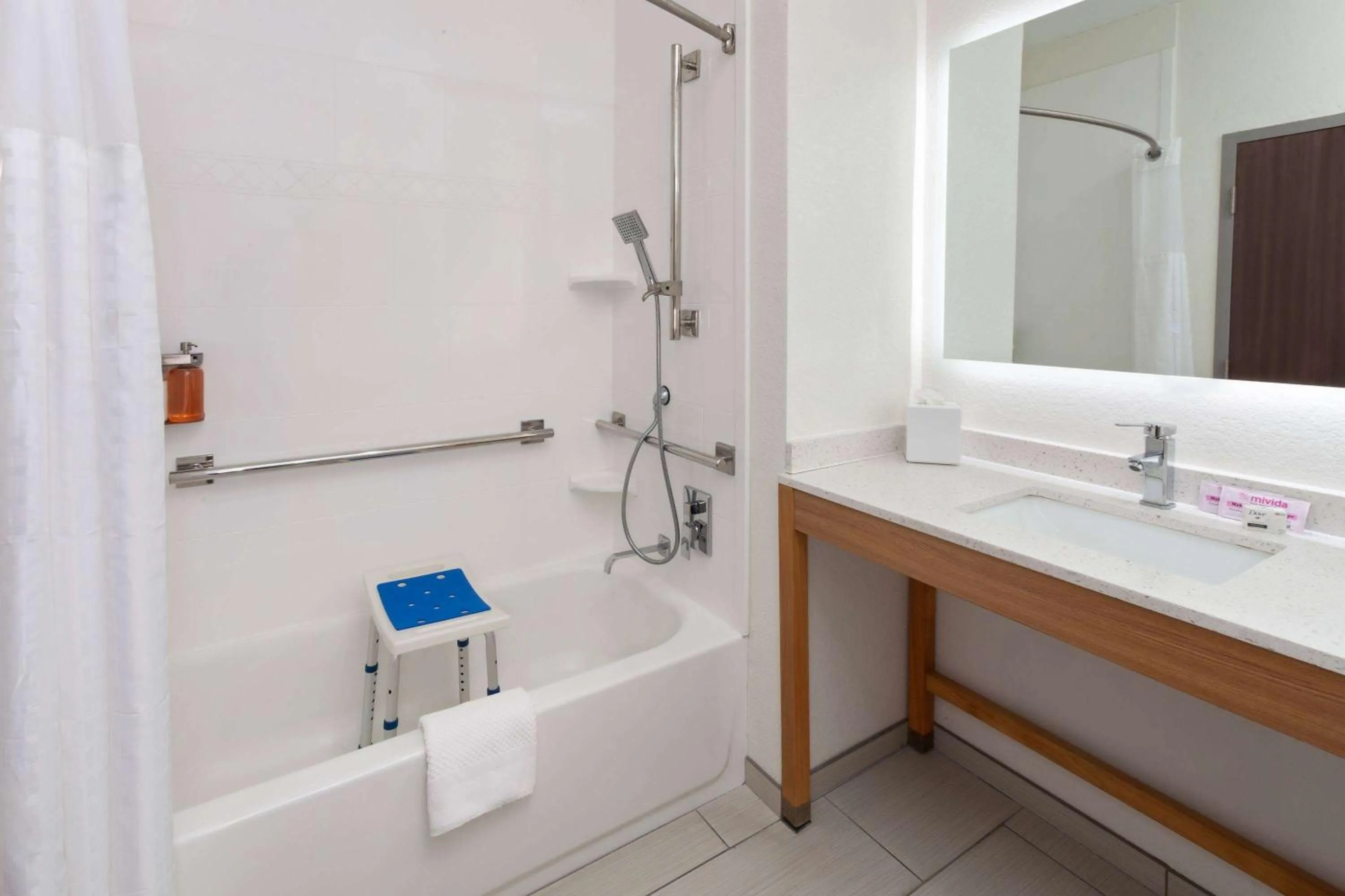 Bathroom in La Quinta Inn & Suites by Wyndham Coralville Iowa City