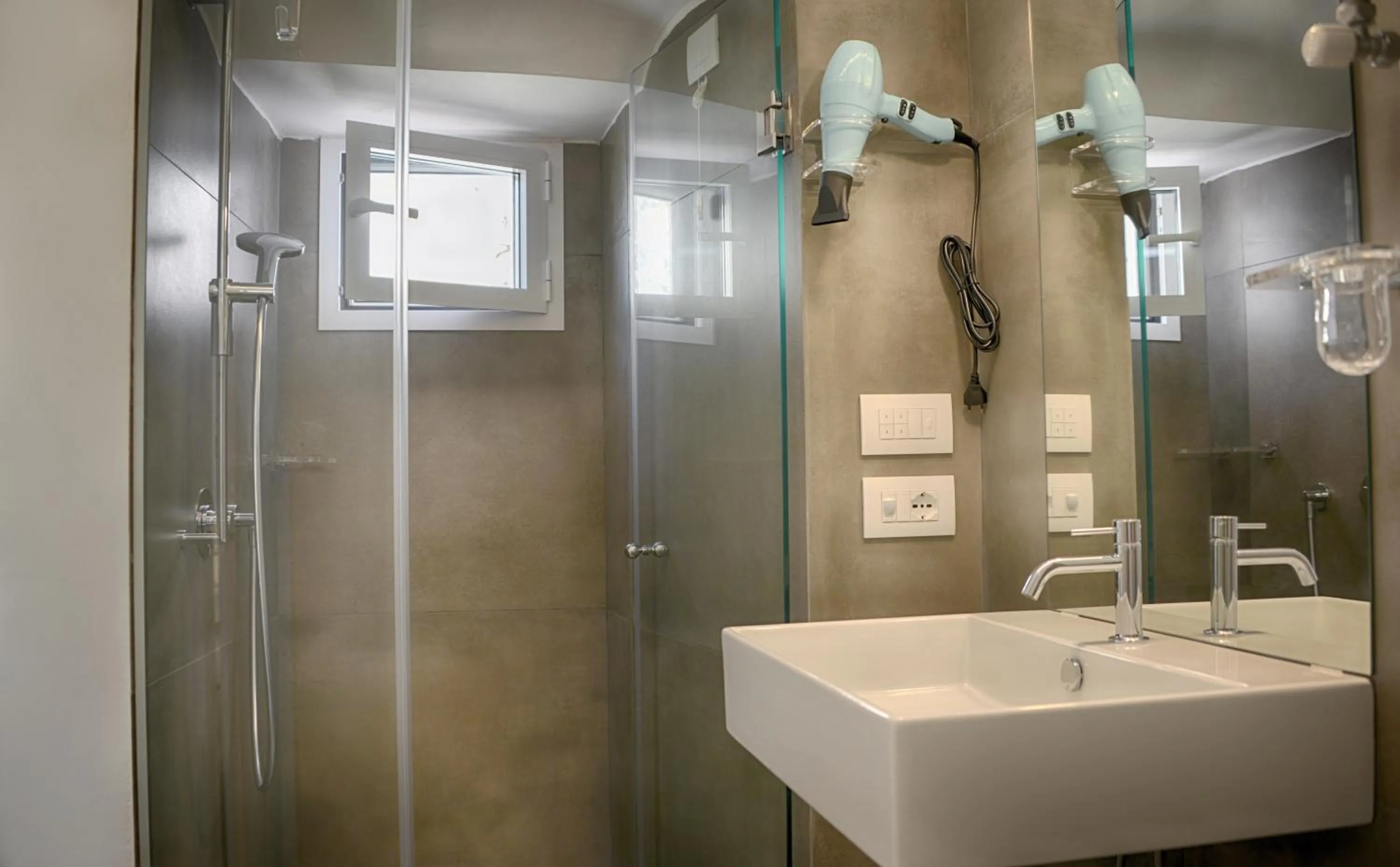 Bathroom in Sunshine Luxury Rooms