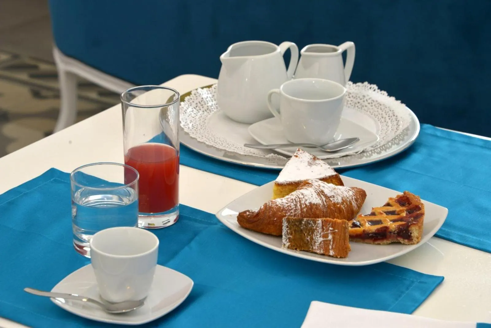 Food and drinks in Sunshine Luxury Rooms