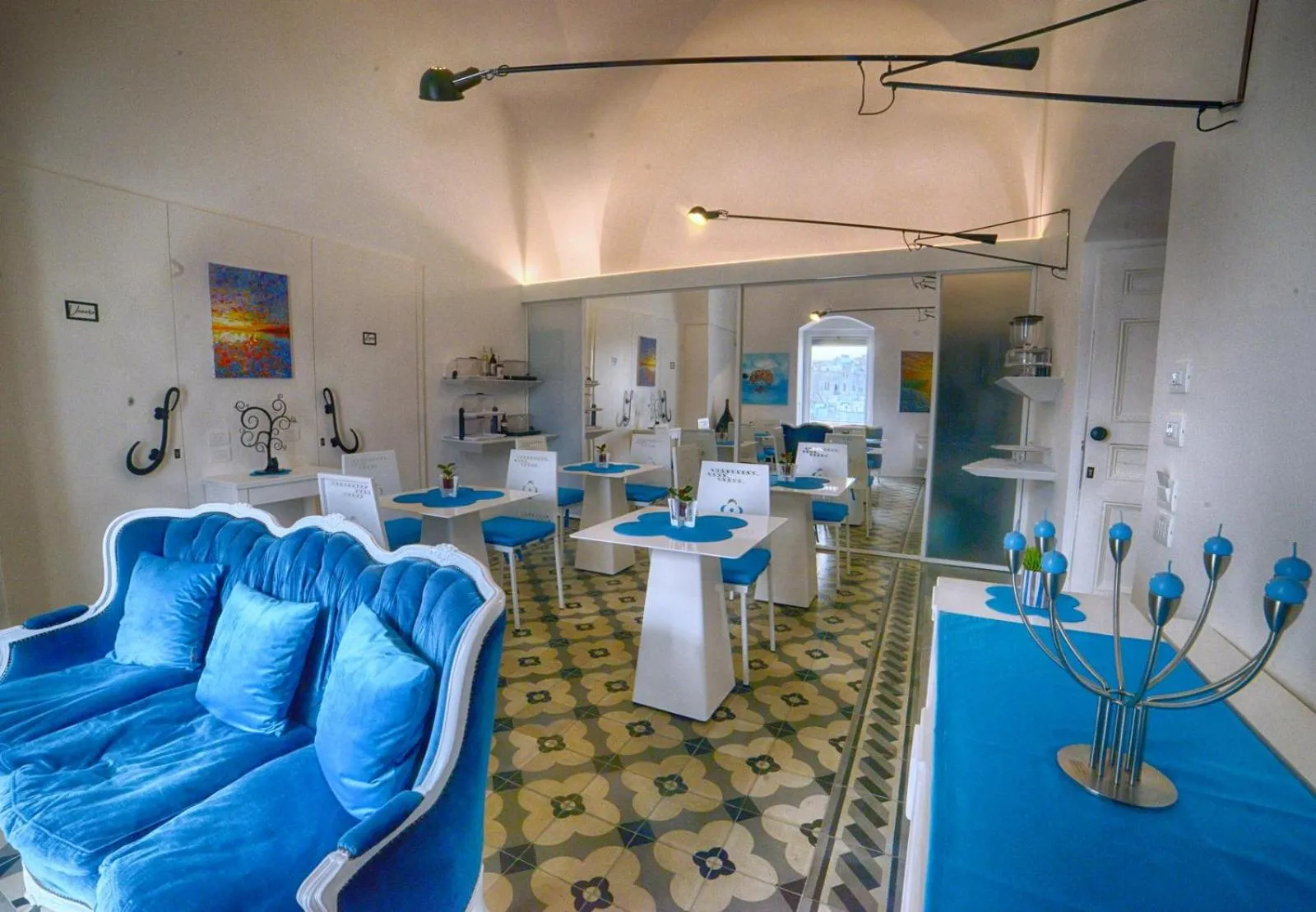 Communal lounge/ TV room in Sunshine Luxury Rooms