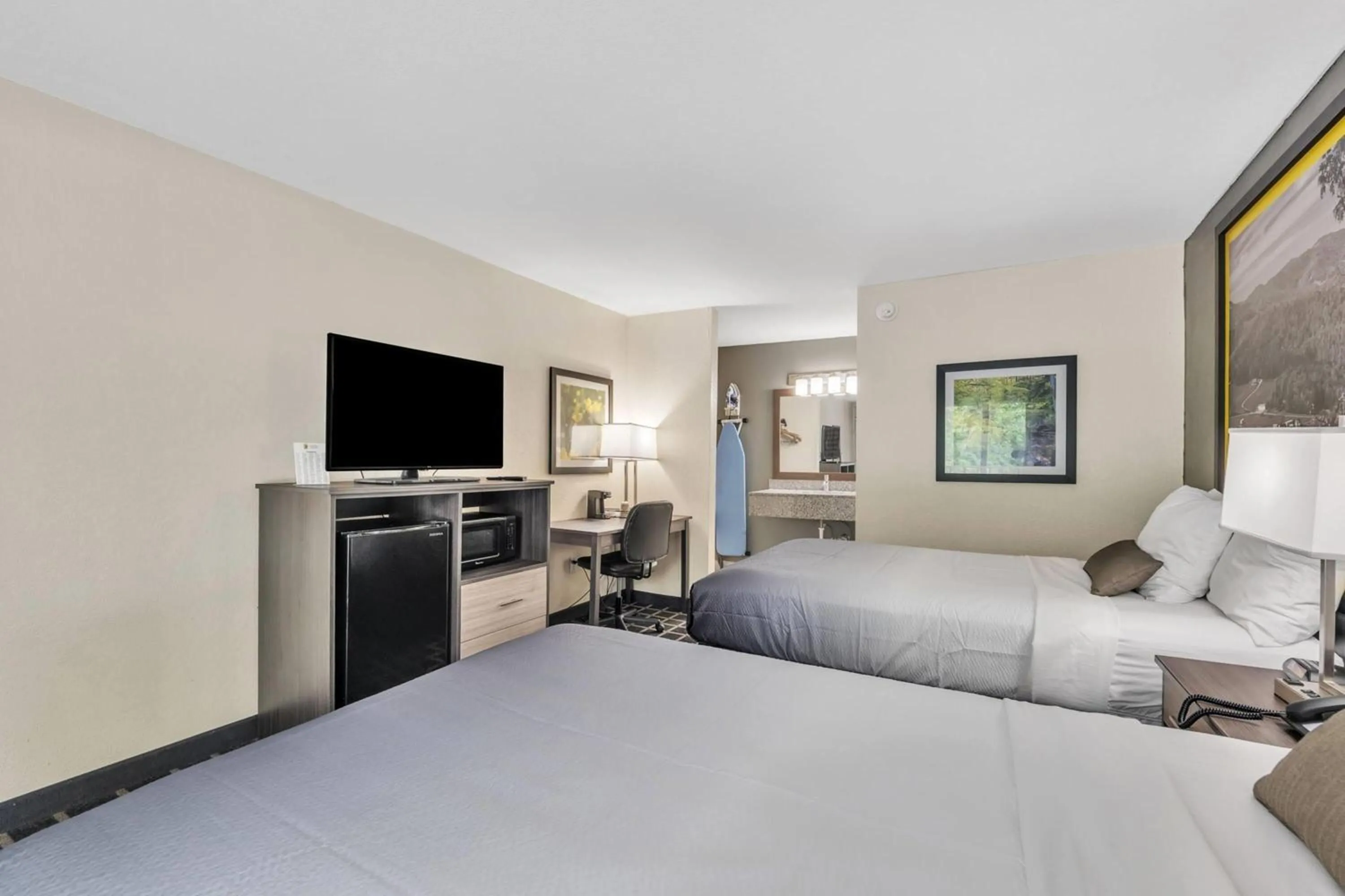 Photo of the whole room, Bed in Super 8 by Wyndham Morganton